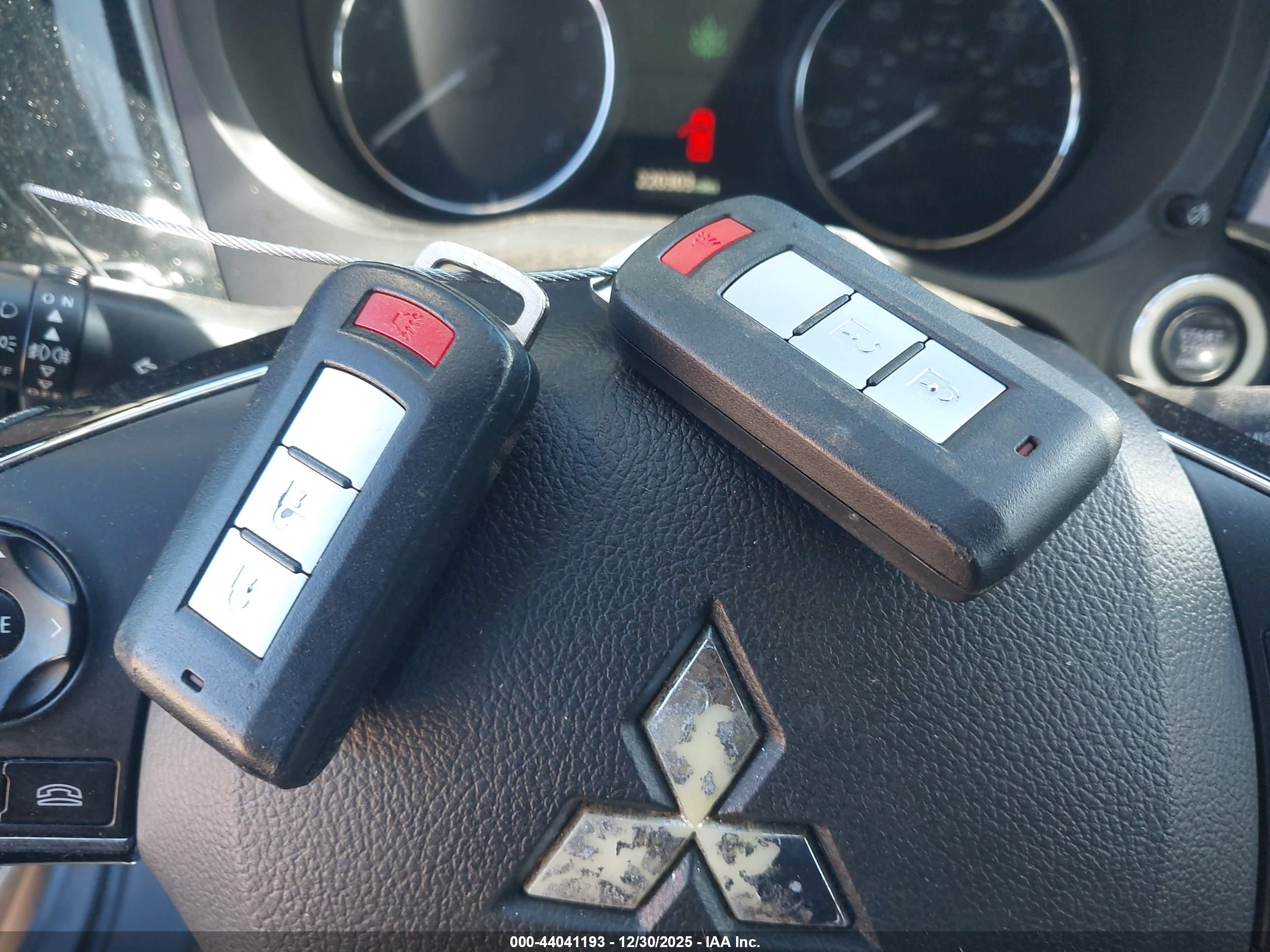 MITSUBISHI OUTLANDER image 11