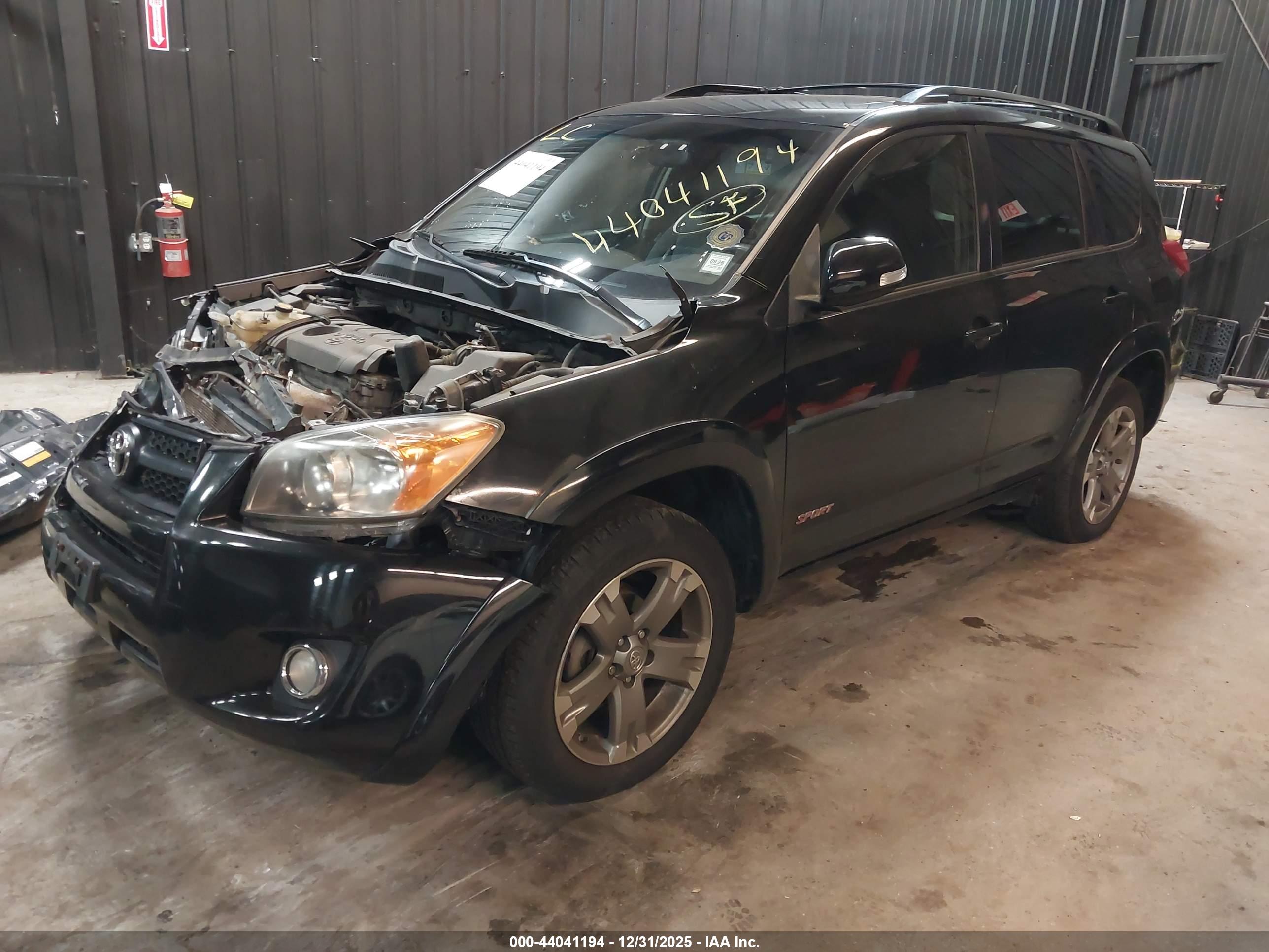 TOYOTA RAV4 image 2