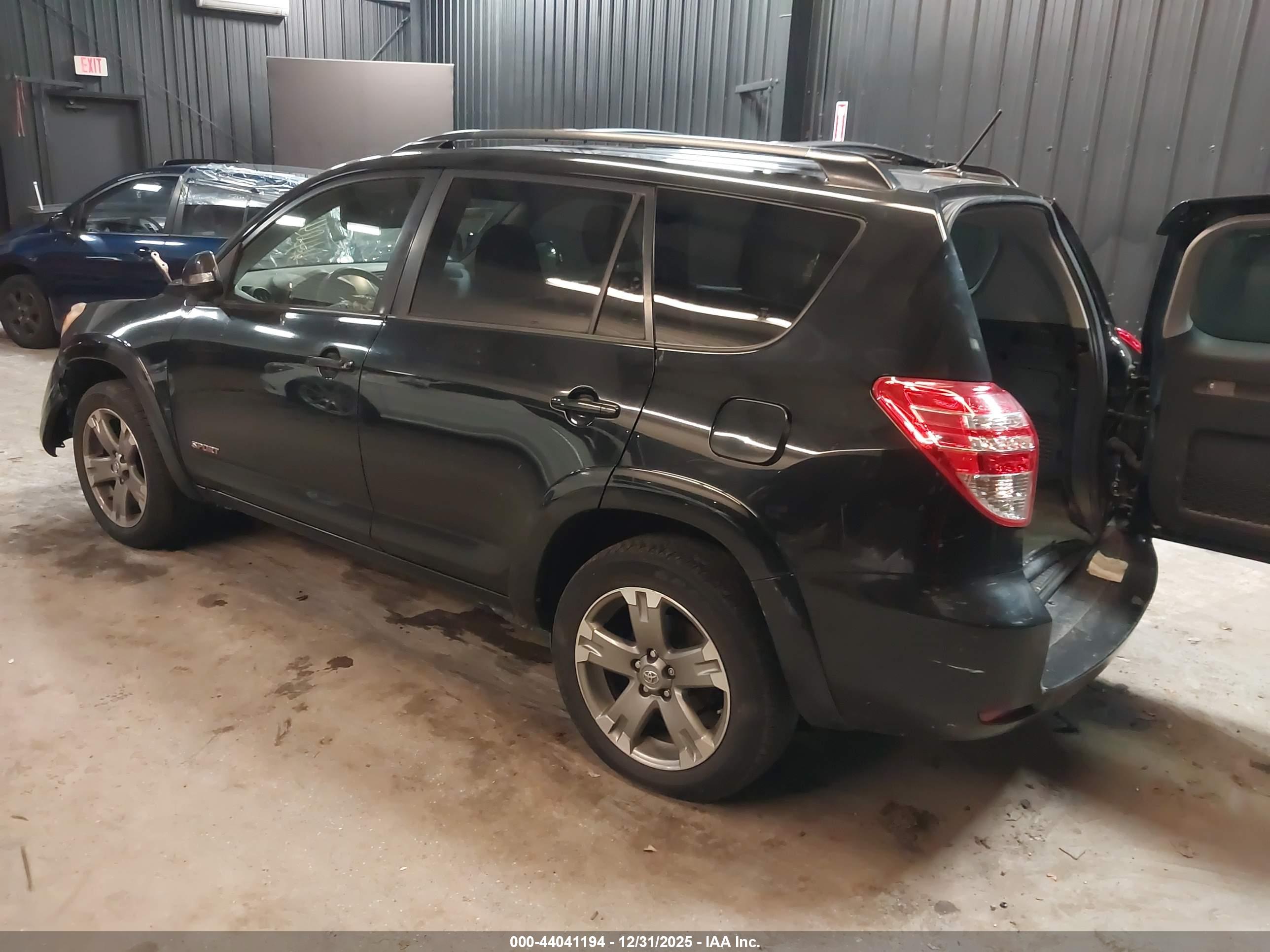 TOYOTA RAV4 image 3