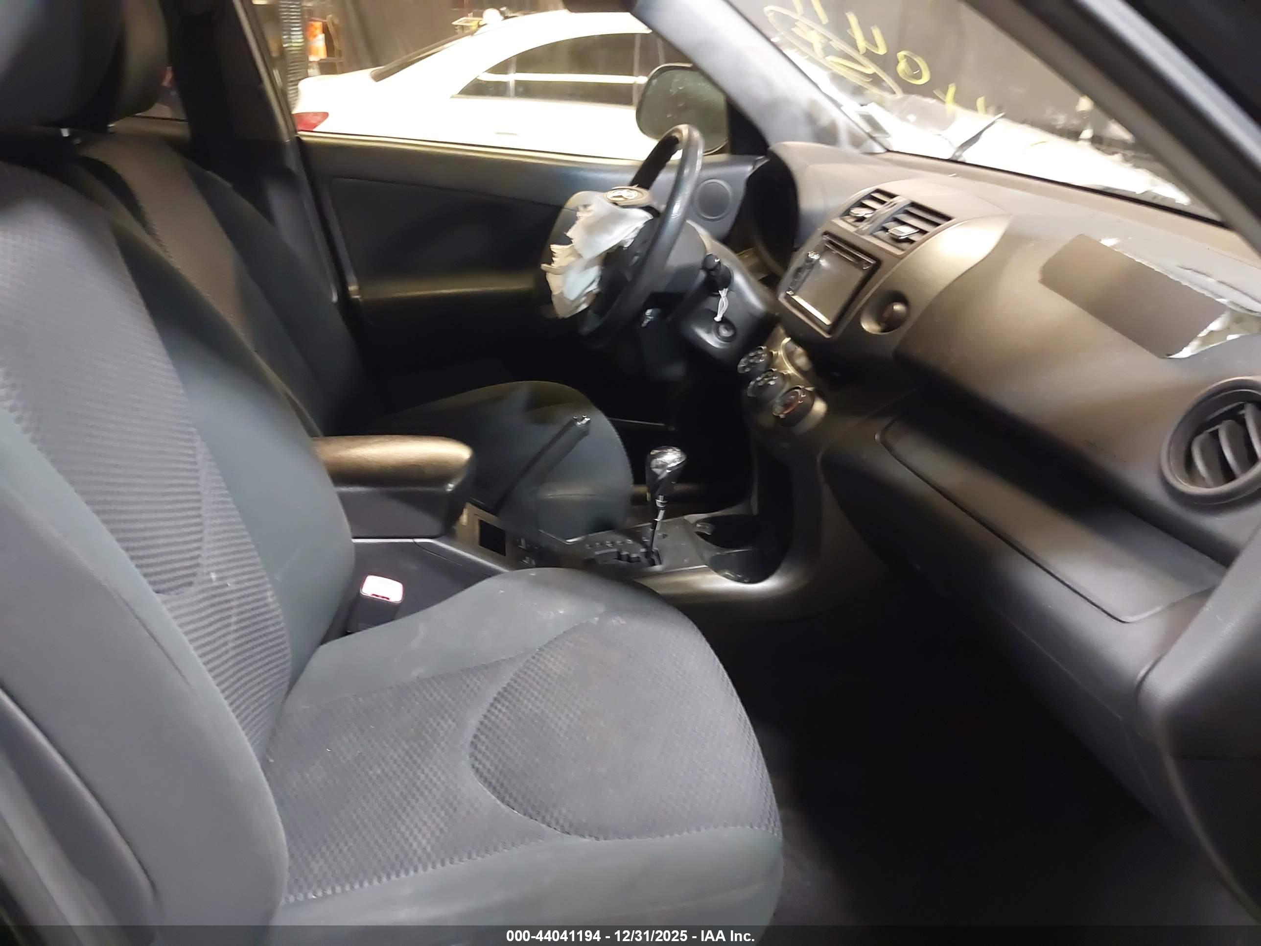 TOYOTA RAV4 image 5