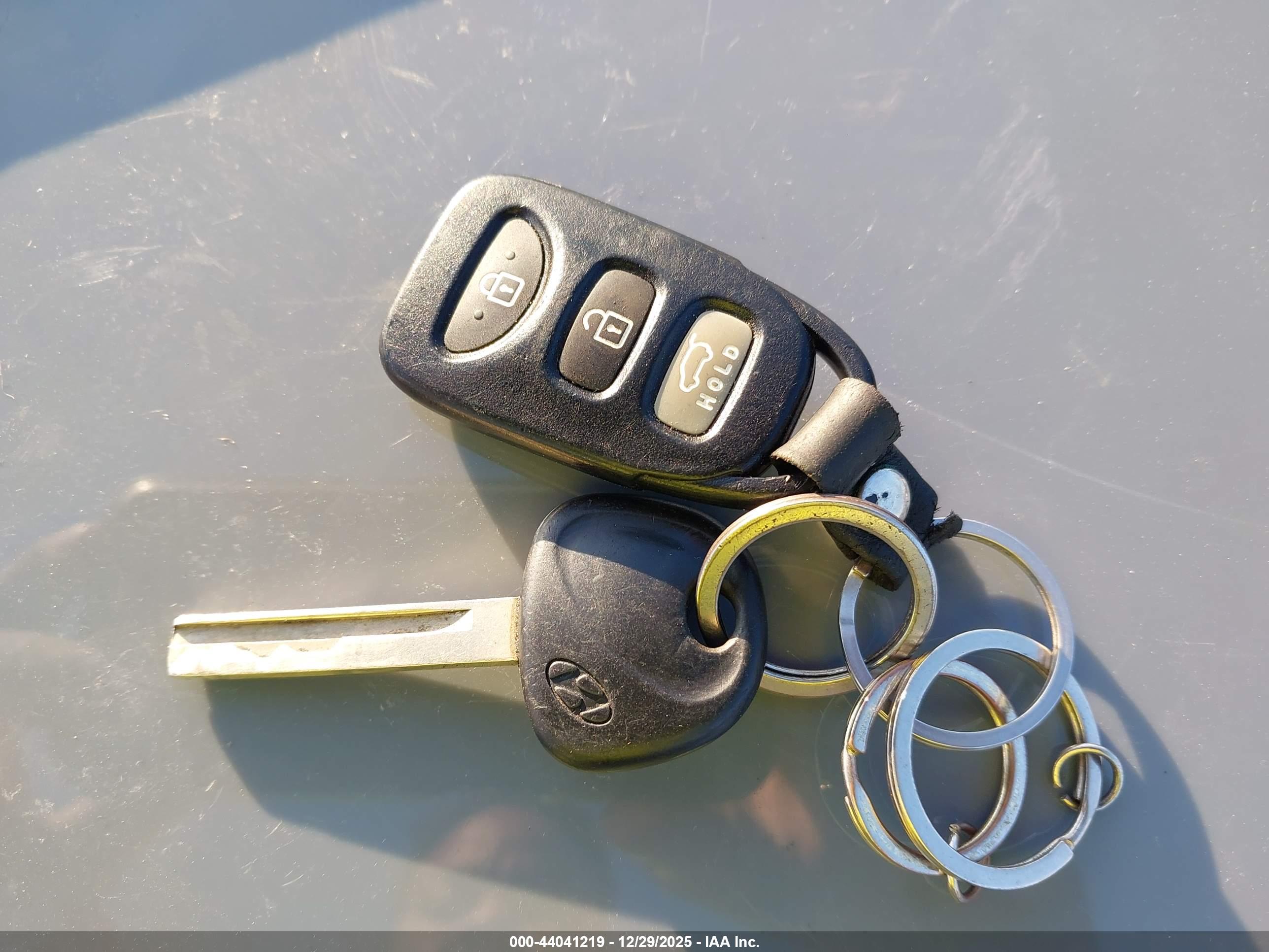 HYUNDAI VELOSTER image 11