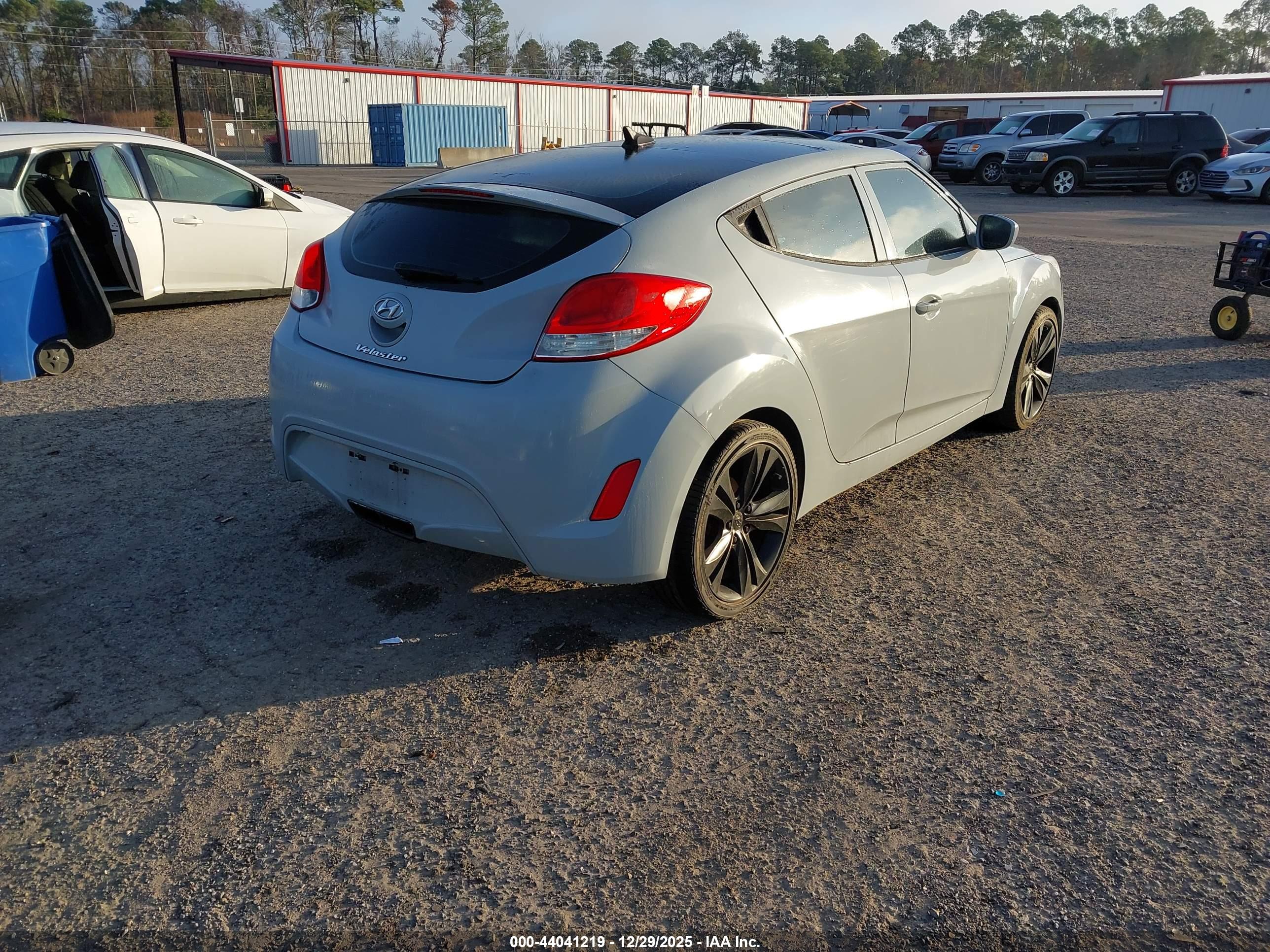 HYUNDAI VELOSTER image 4