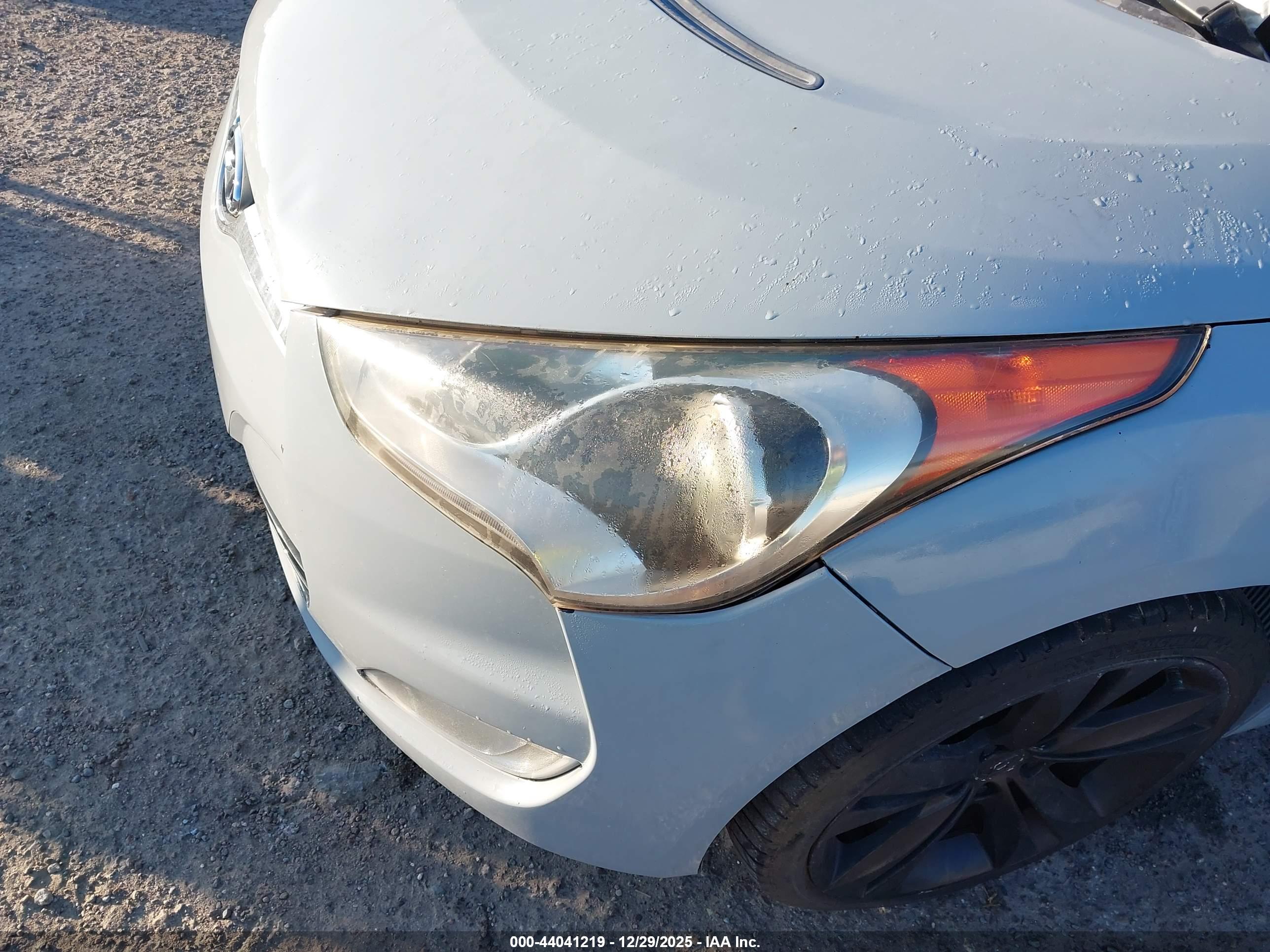 HYUNDAI VELOSTER image 6