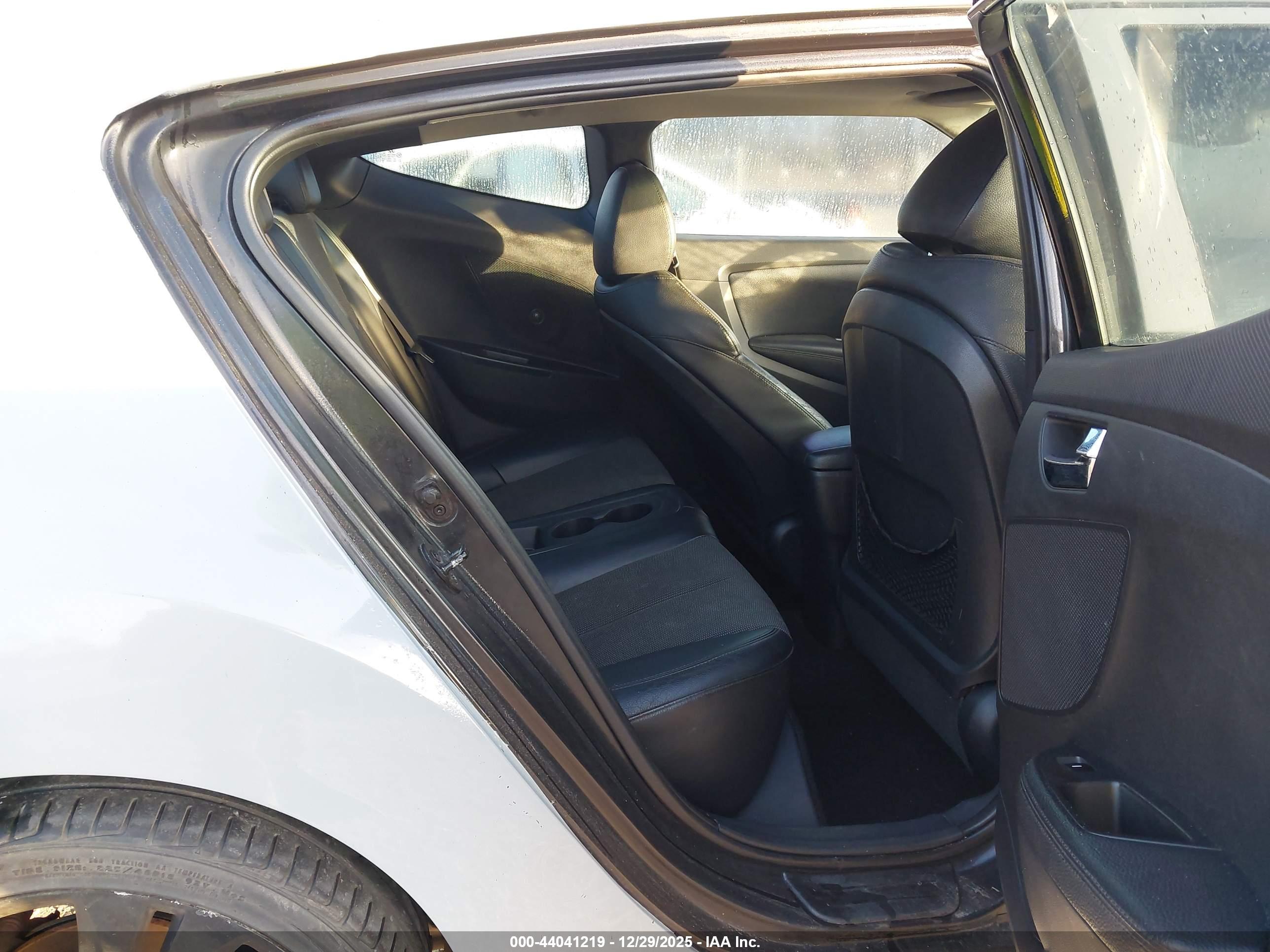 HYUNDAI VELOSTER image 8