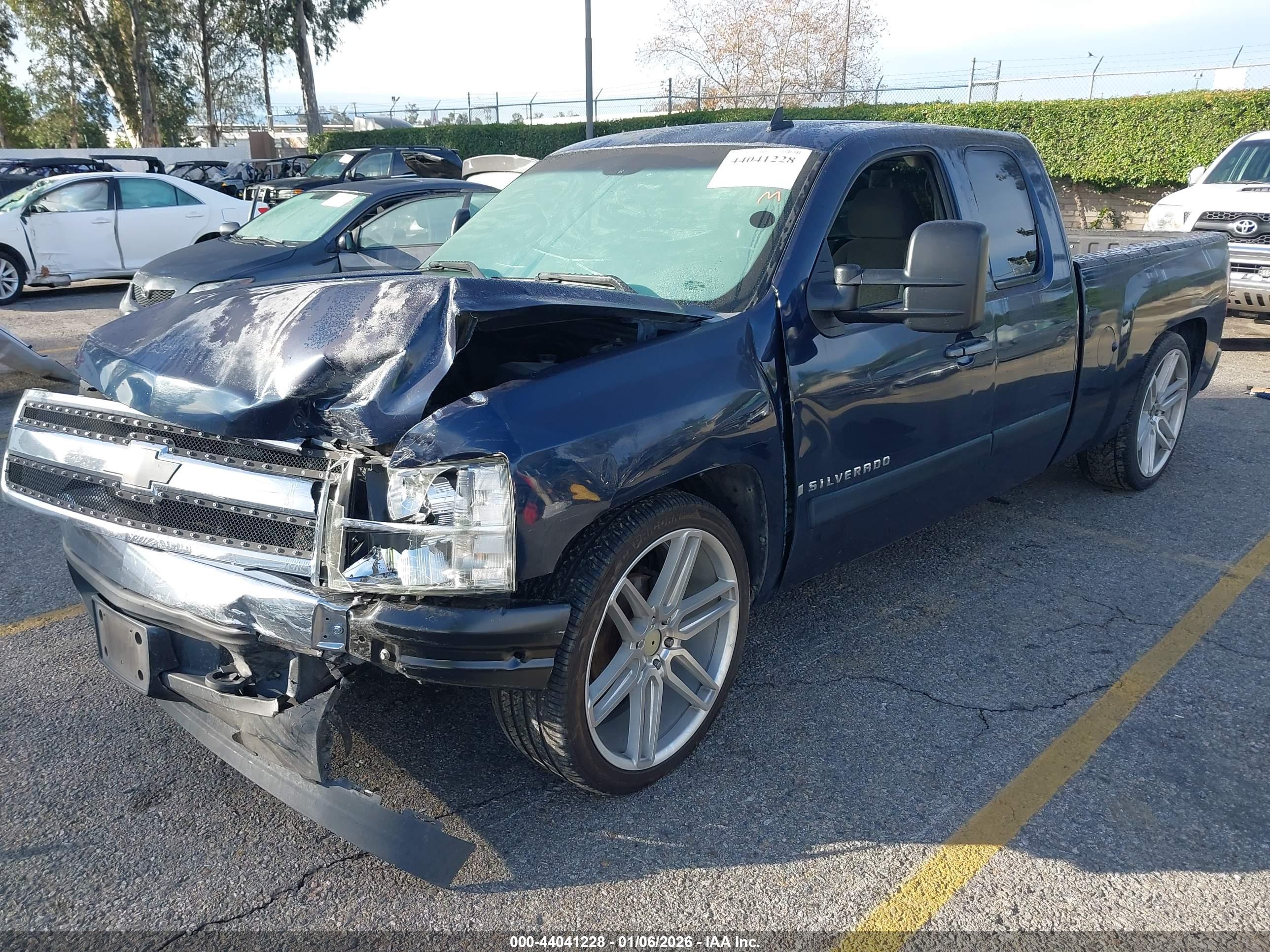 CHEVROLET SILVERADO image 2