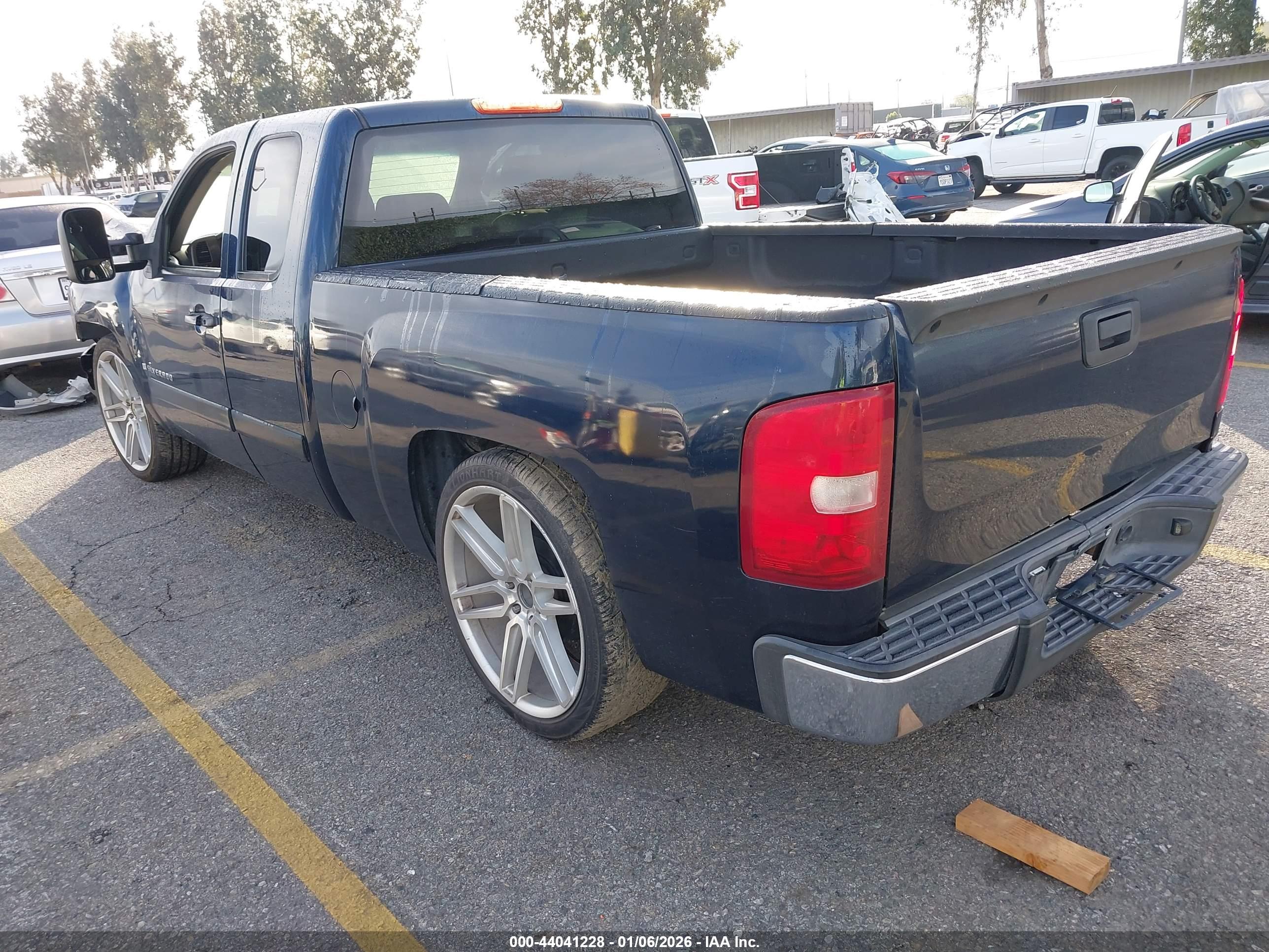 CHEVROLET SILVERADO image 3