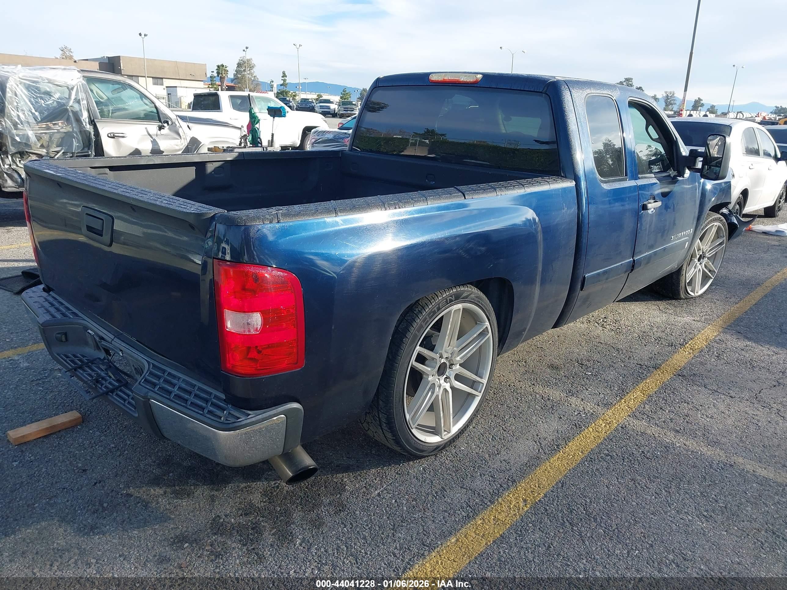 CHEVROLET SILVERADO image 4