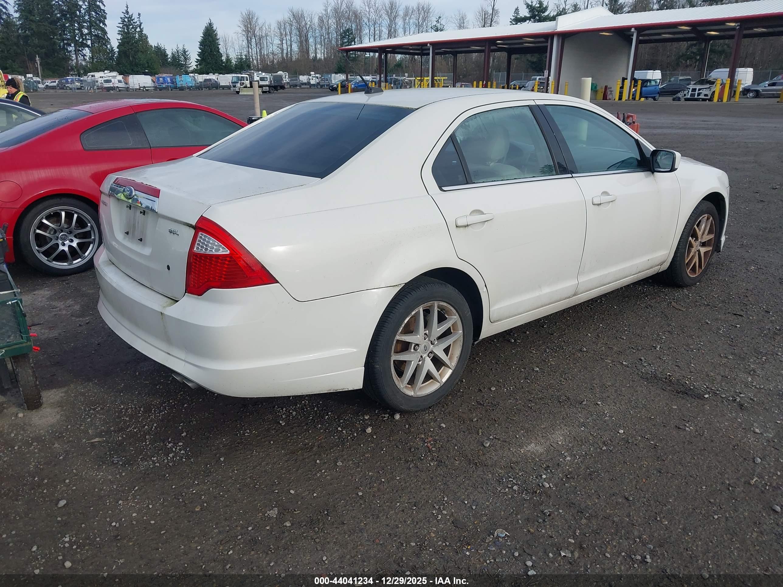 FORD FUSION image 4