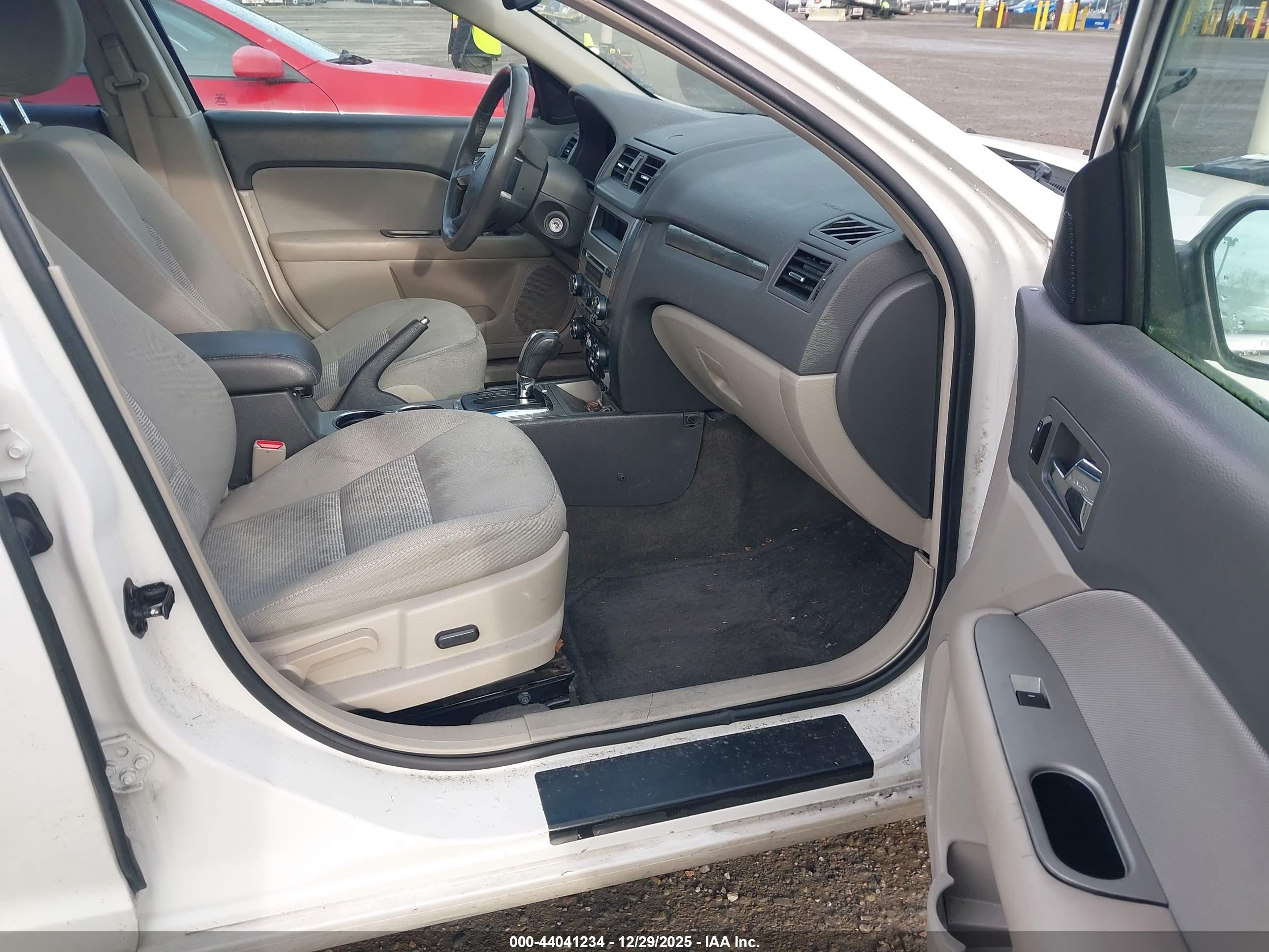 FORD FUSION image 5