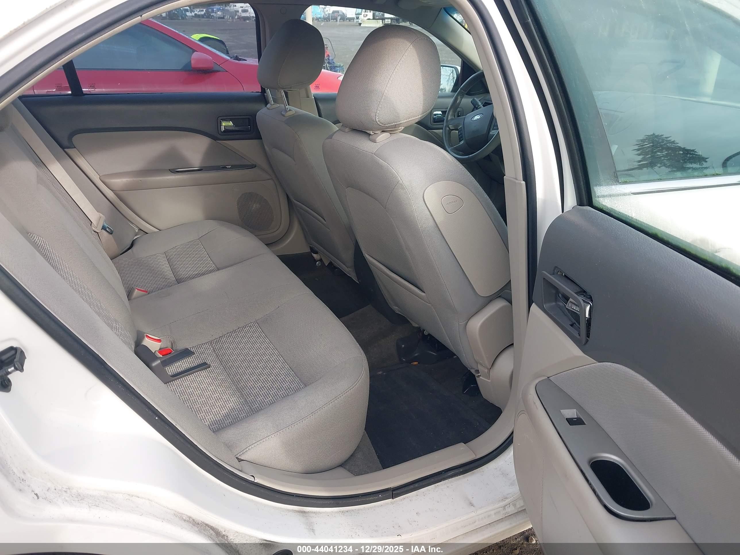 FORD FUSION image 8