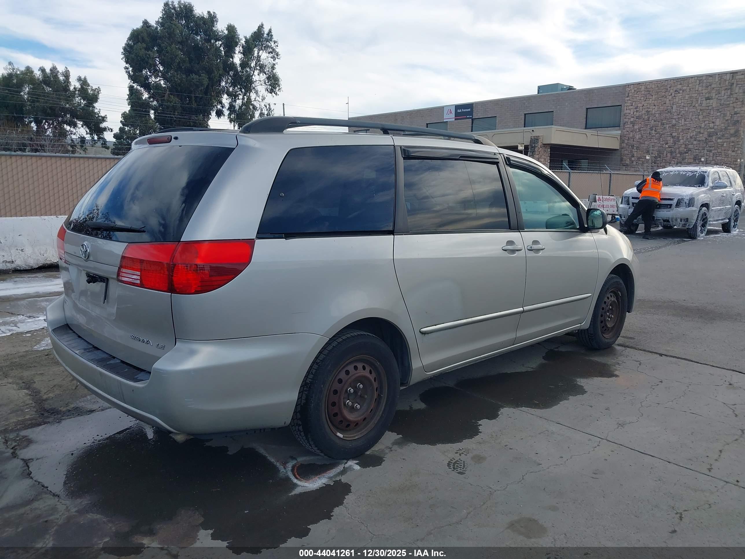 TOYOTA SIENNA image 4