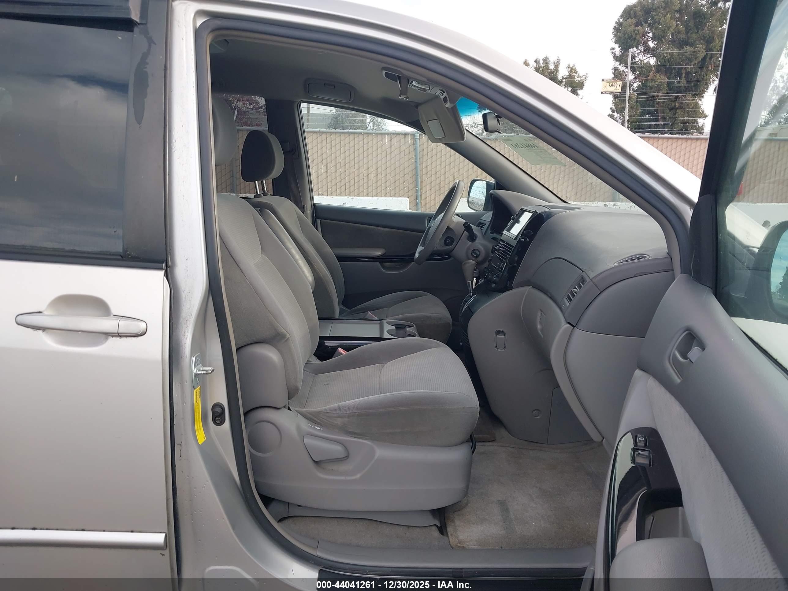 TOYOTA SIENNA image 5