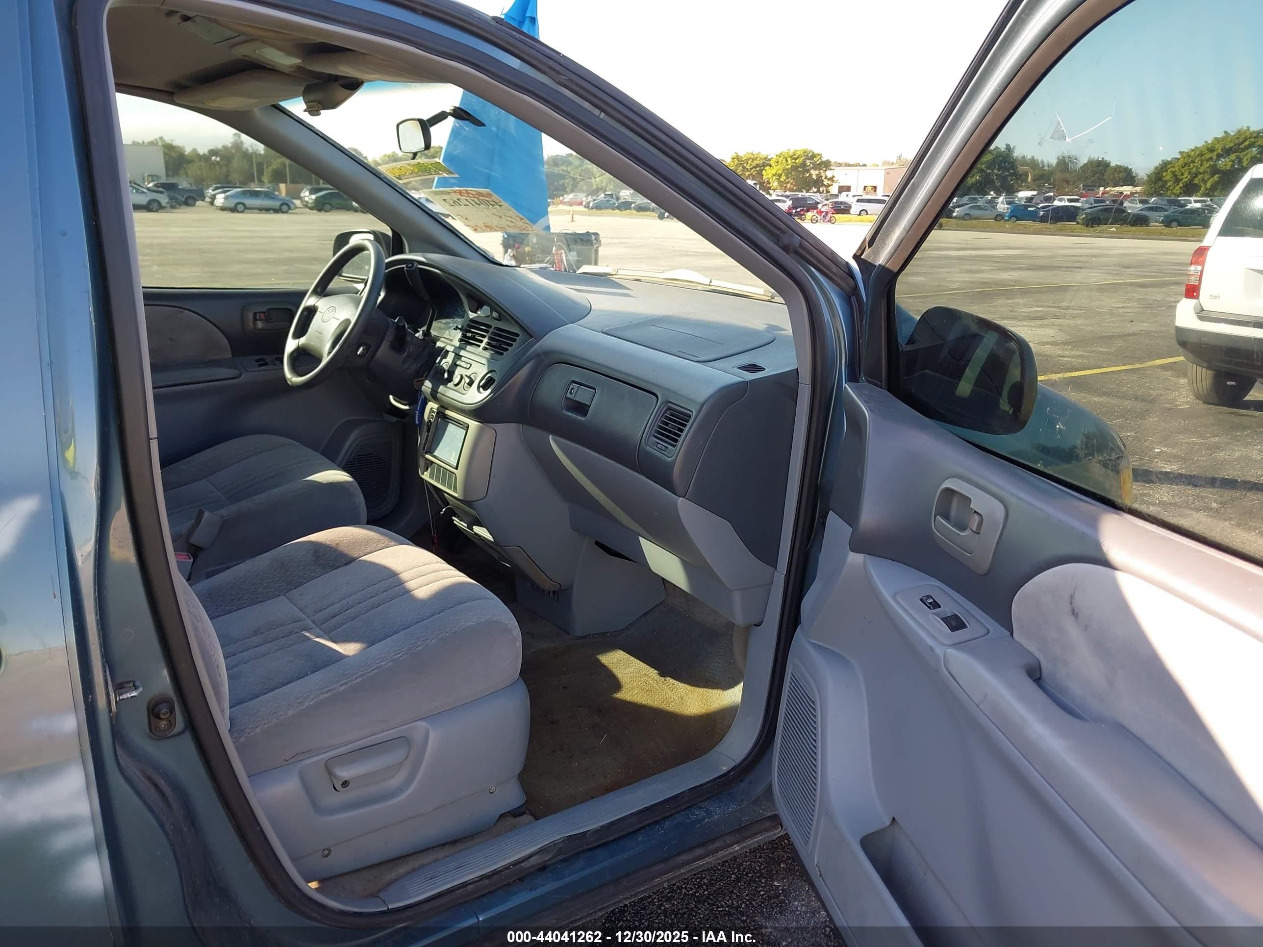 TOYOTA SIENNA image 5