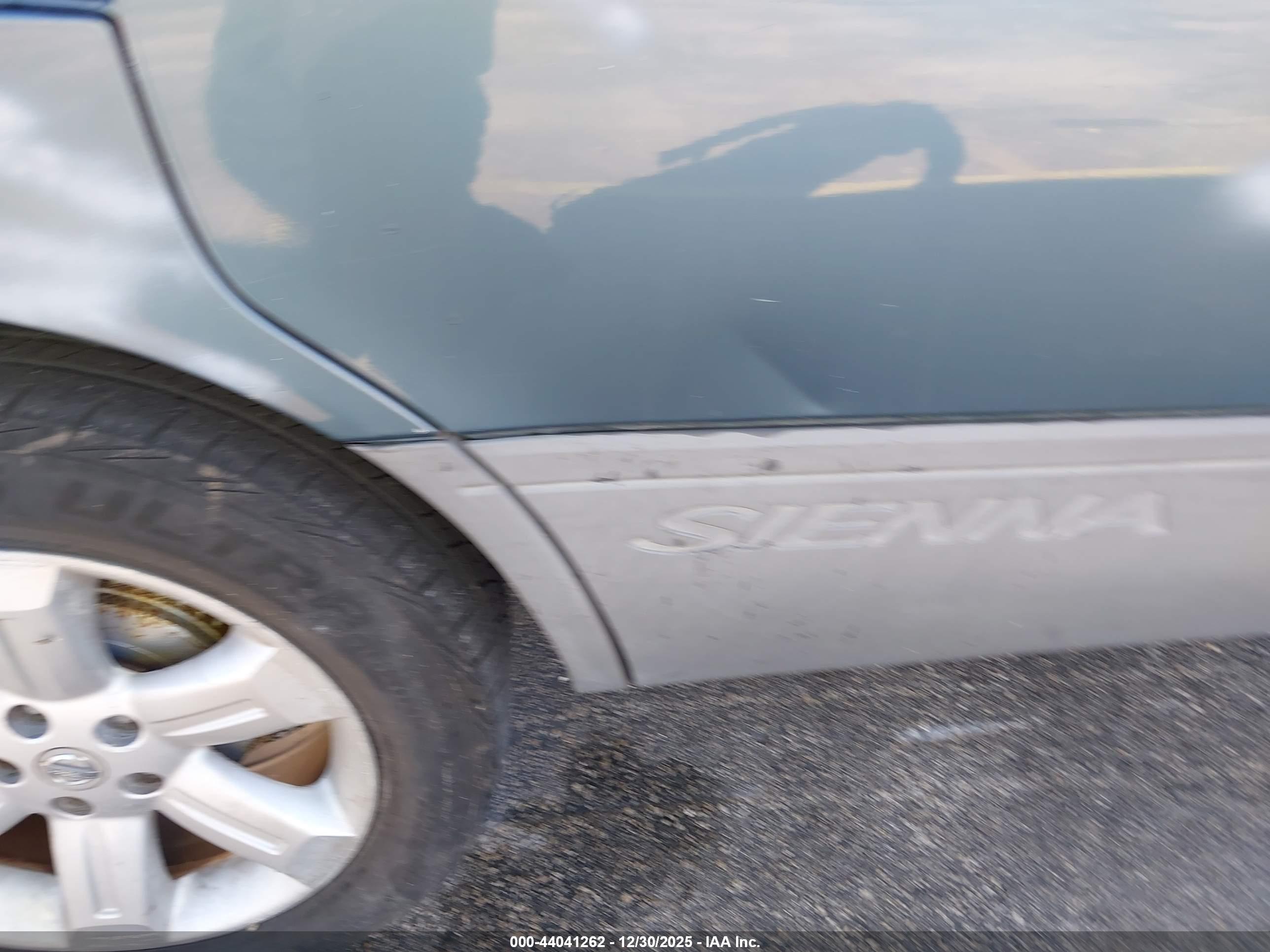 TOYOTA SIENNA image 6