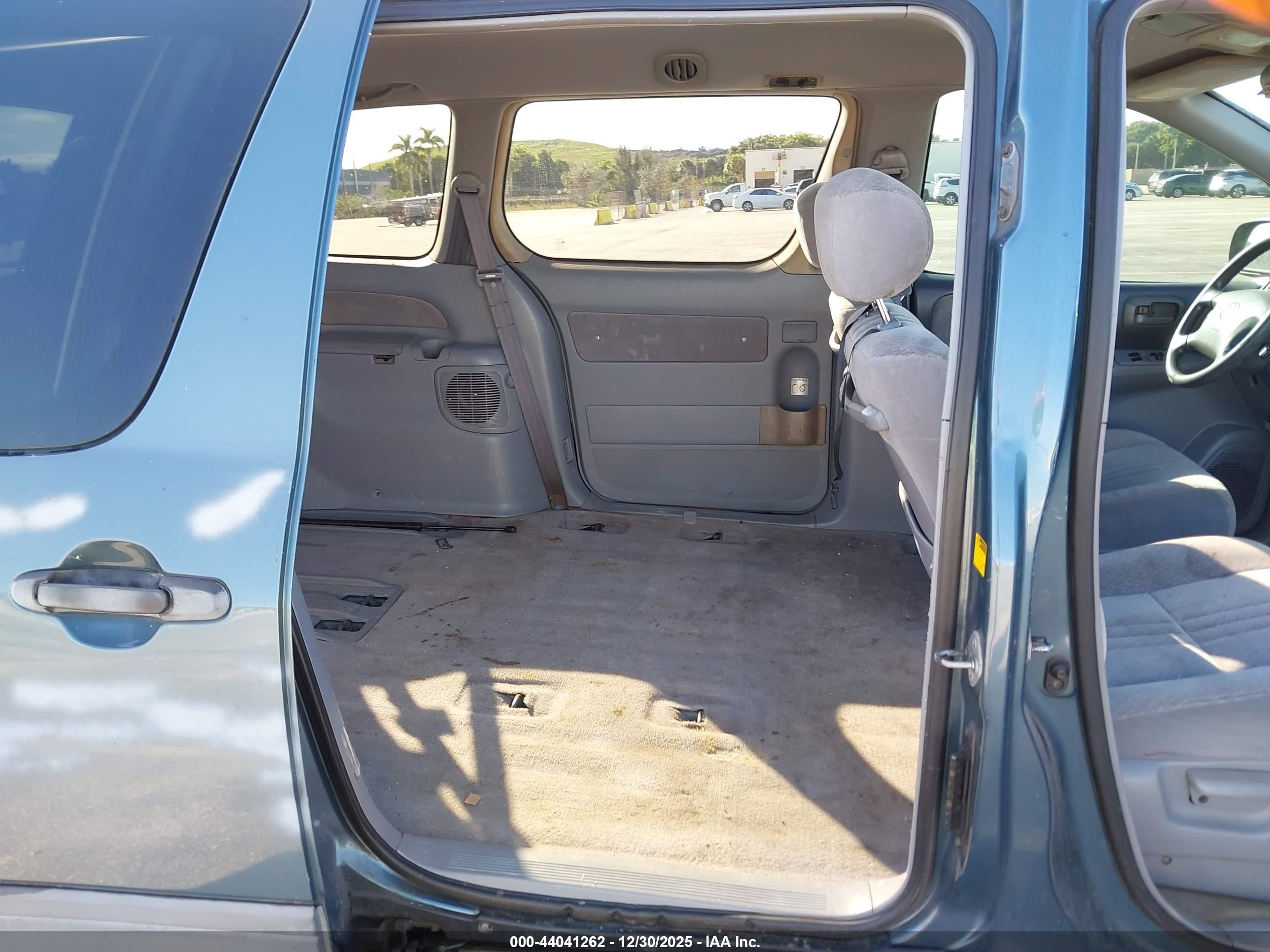 TOYOTA SIENNA image 8