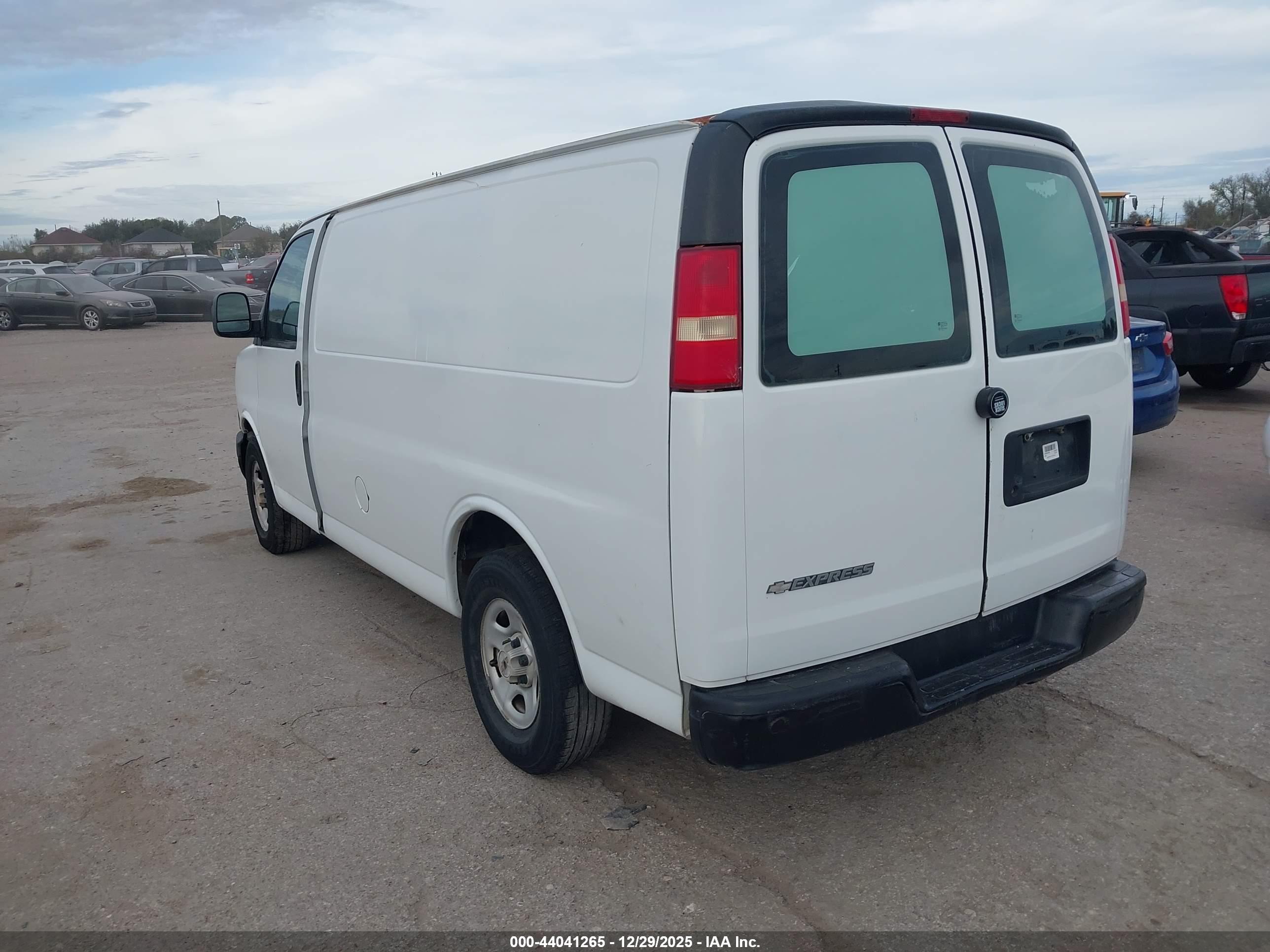 CHEVROLET EXPRESS image 3