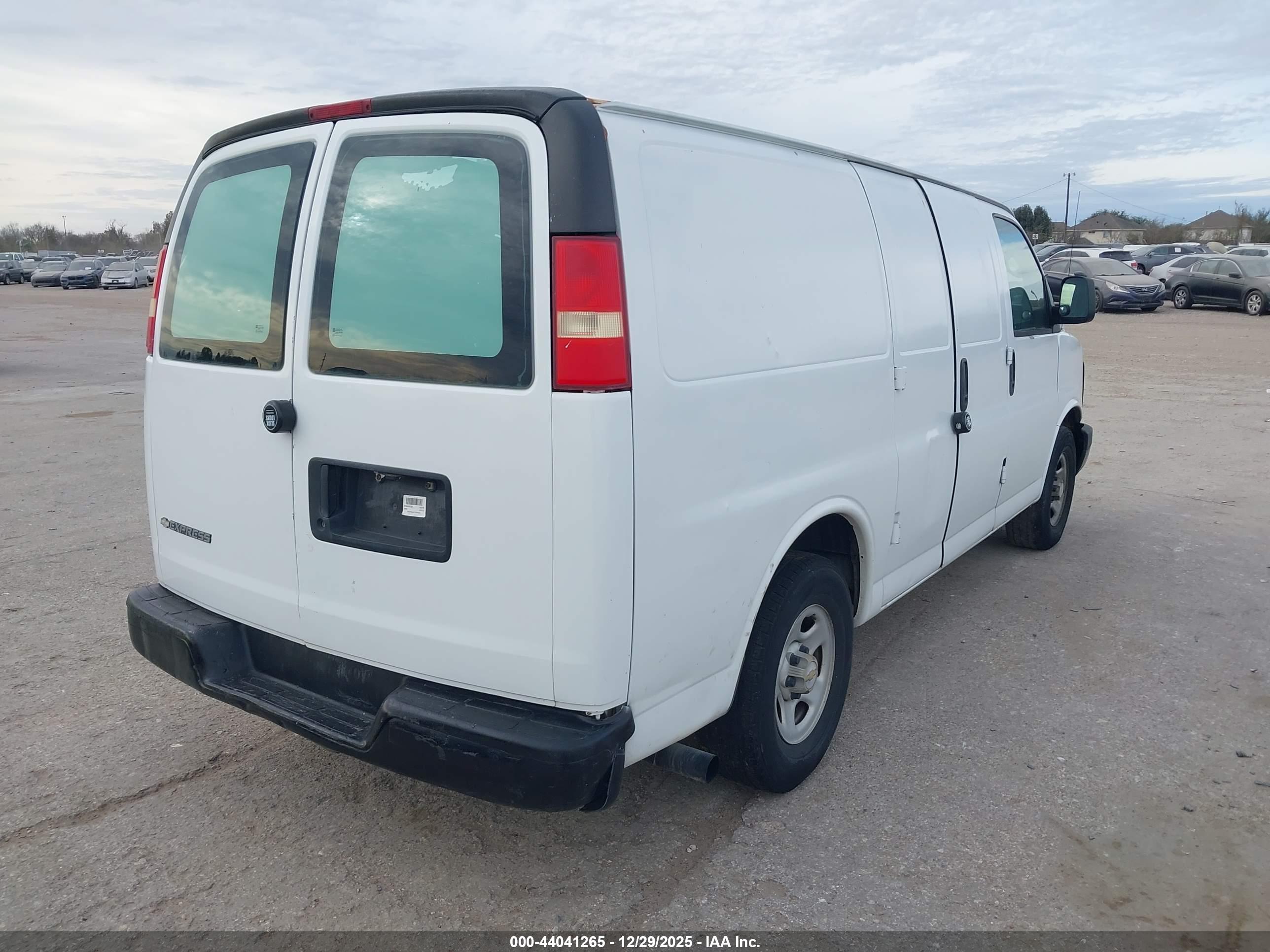 CHEVROLET EXPRESS image 4