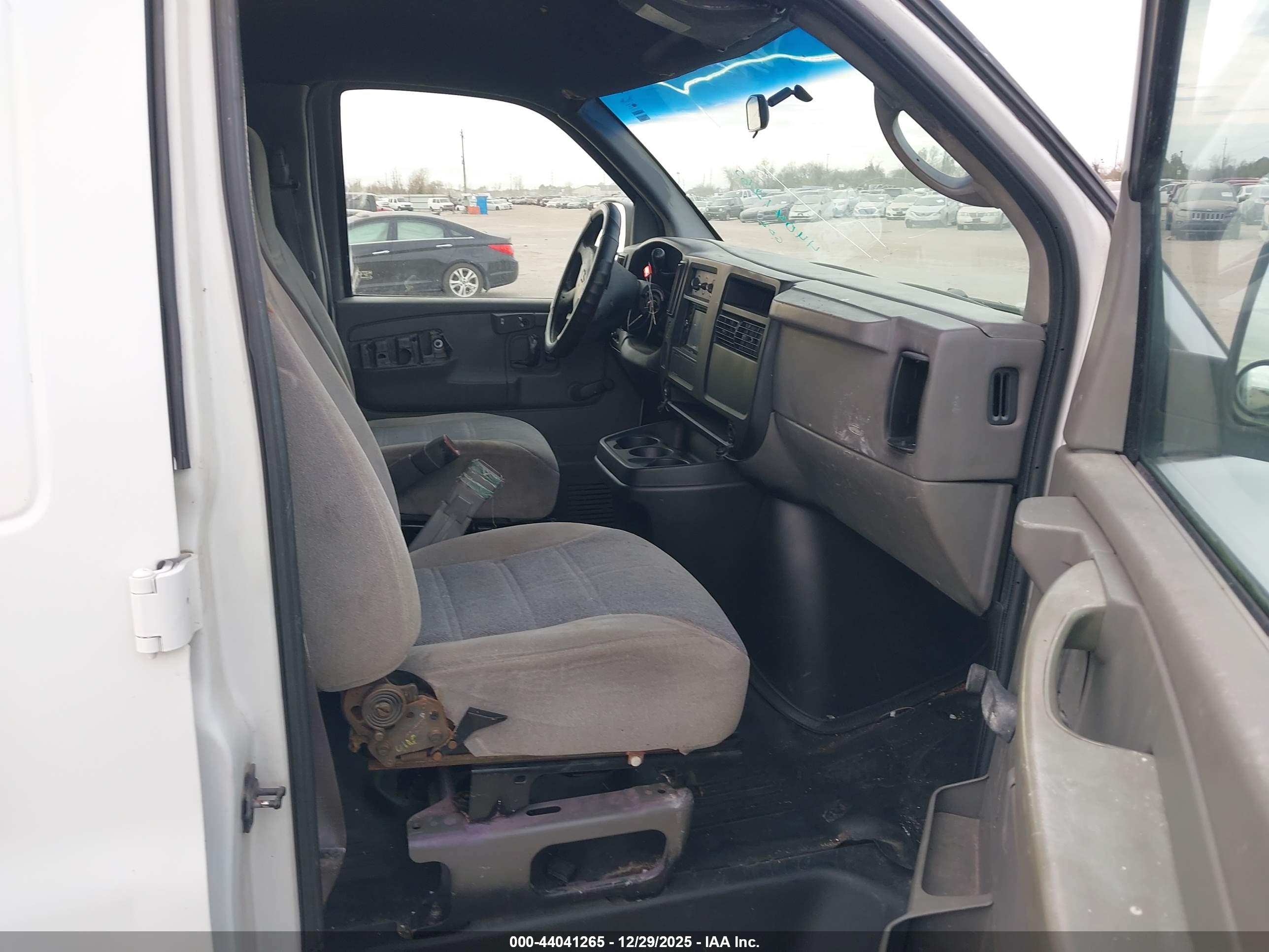 CHEVROLET EXPRESS image 5
