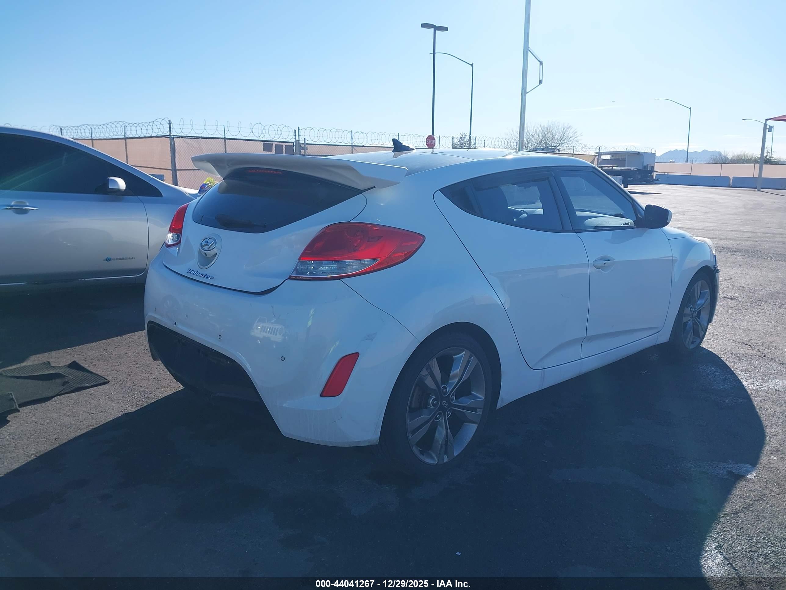 HYUNDAI VELOSTER image 4