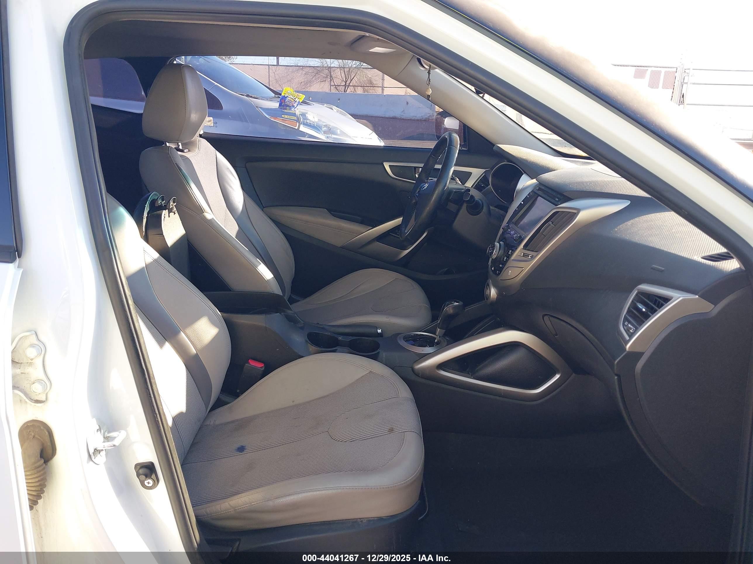 HYUNDAI VELOSTER image 5