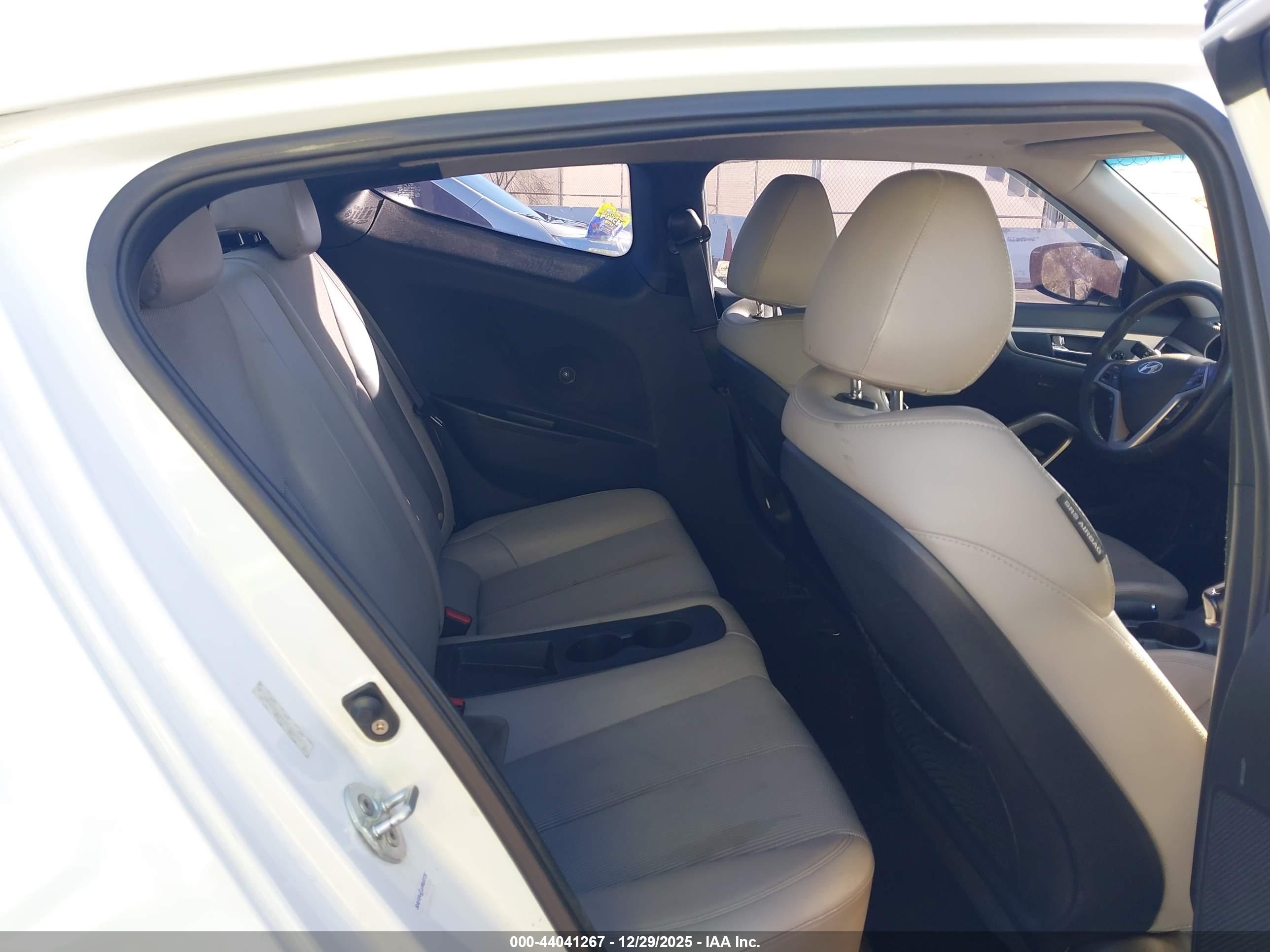 HYUNDAI VELOSTER image 8