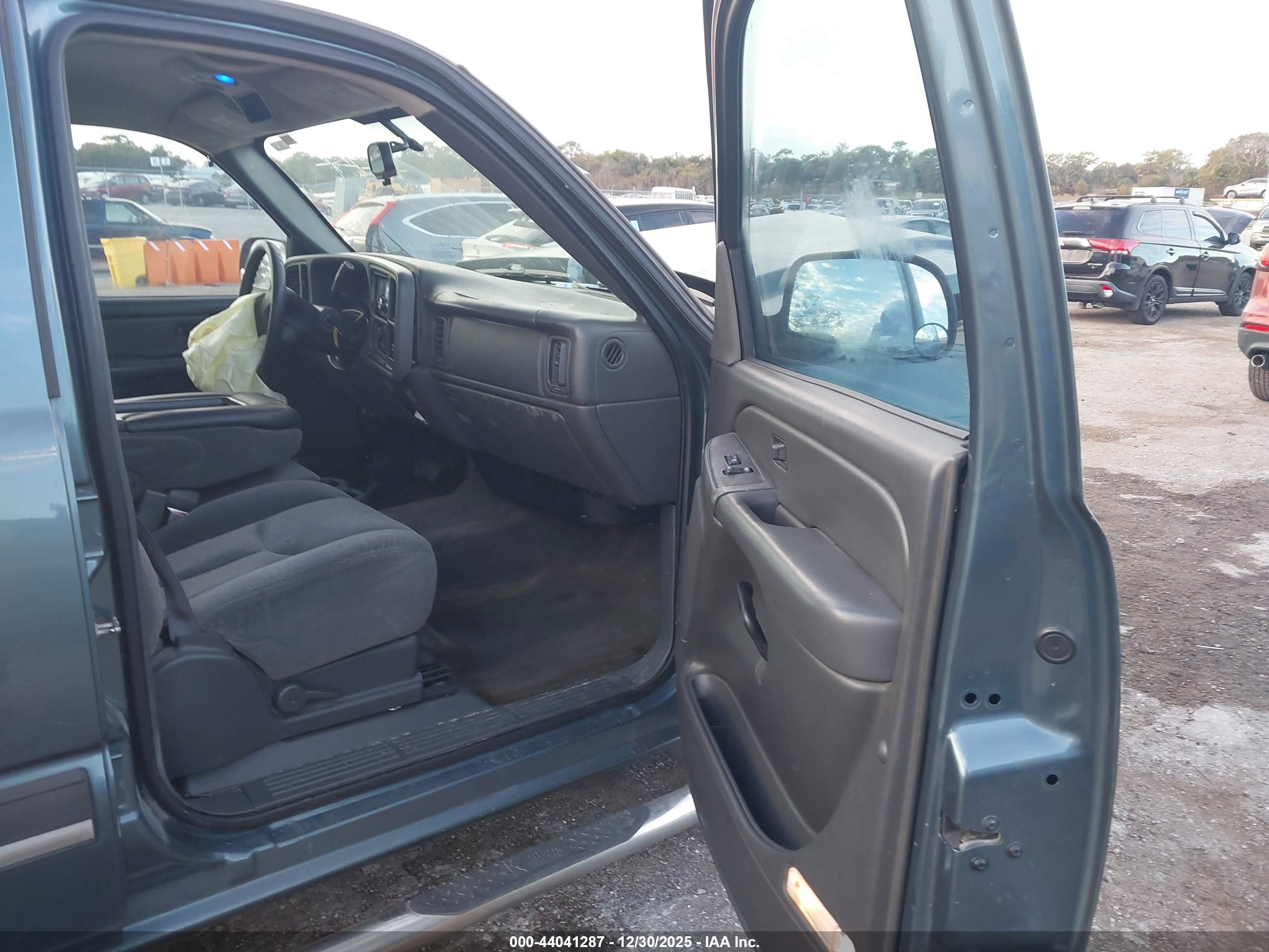 CHEVROLET SILVERADO image 5