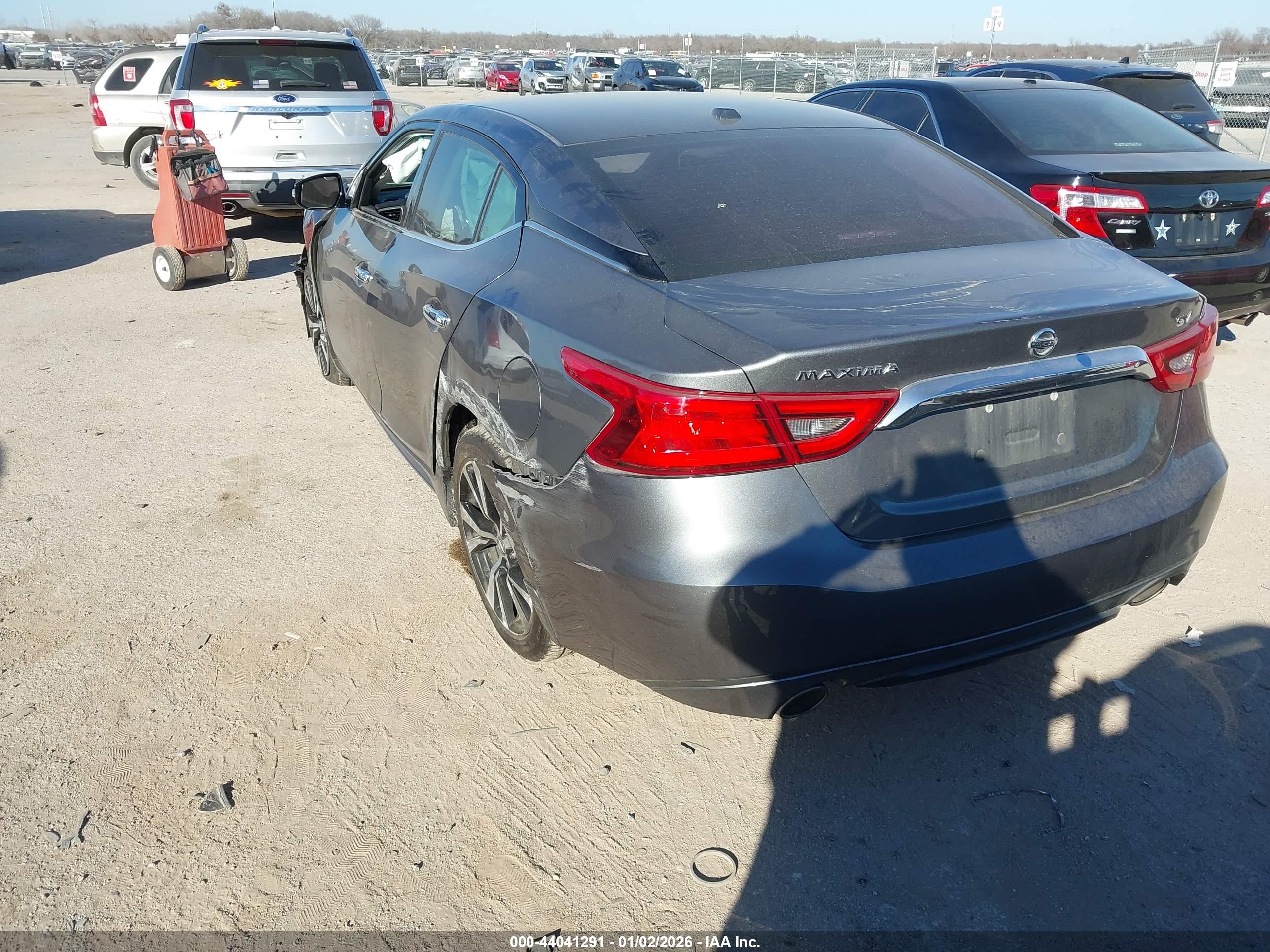 NISSAN MAXIMA image 3