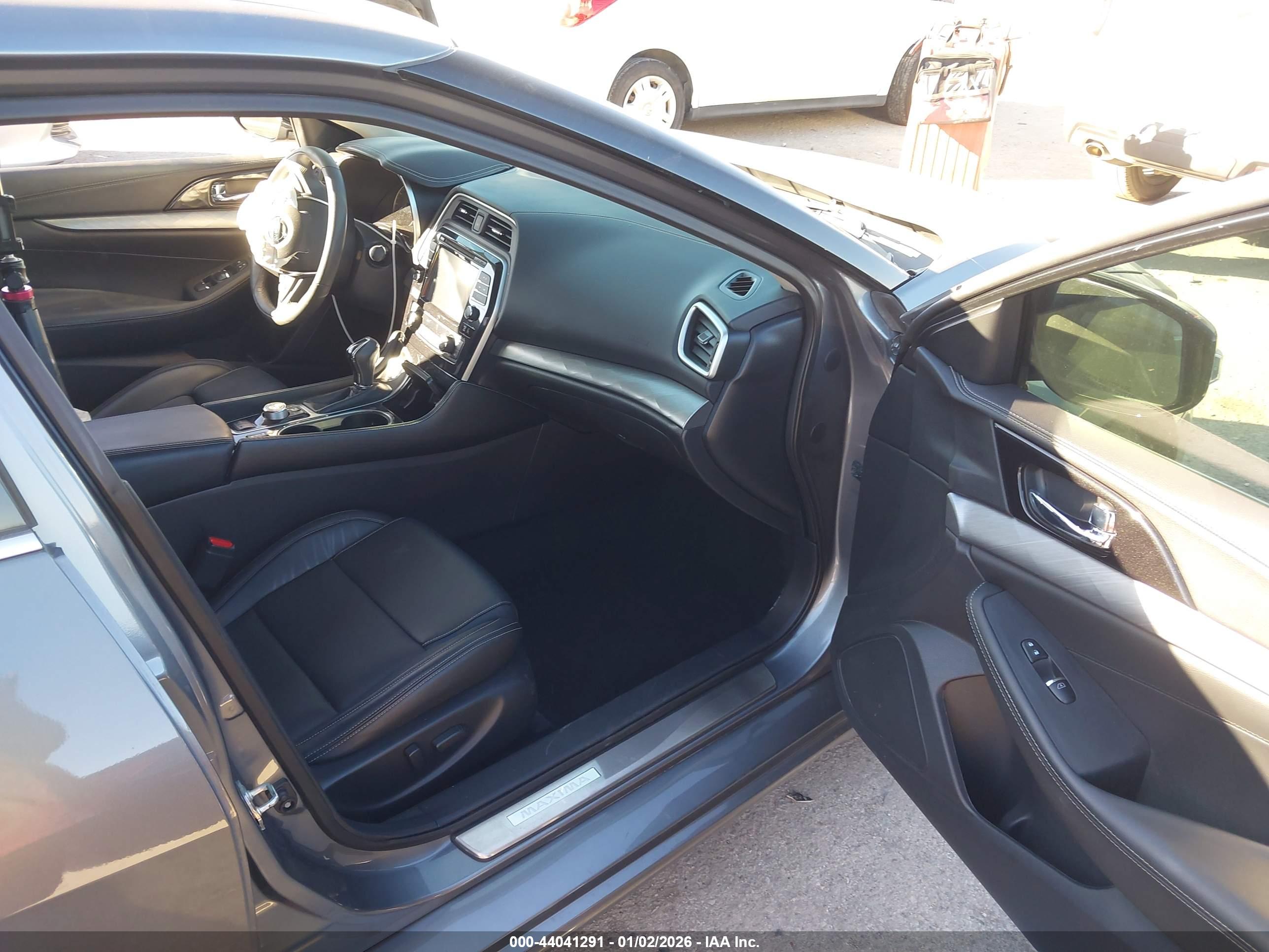 NISSAN MAXIMA image 5