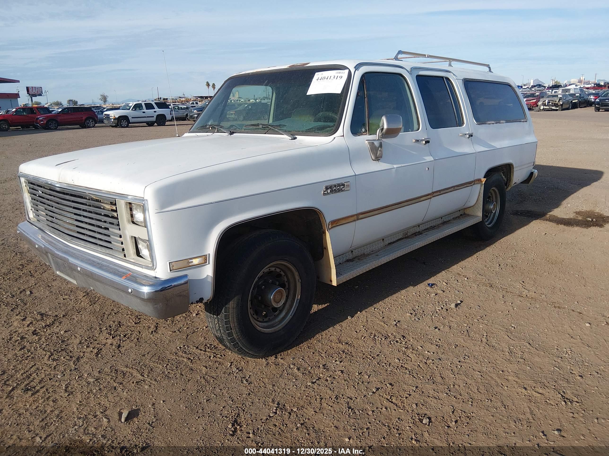 GMC SUBURBAN image 2