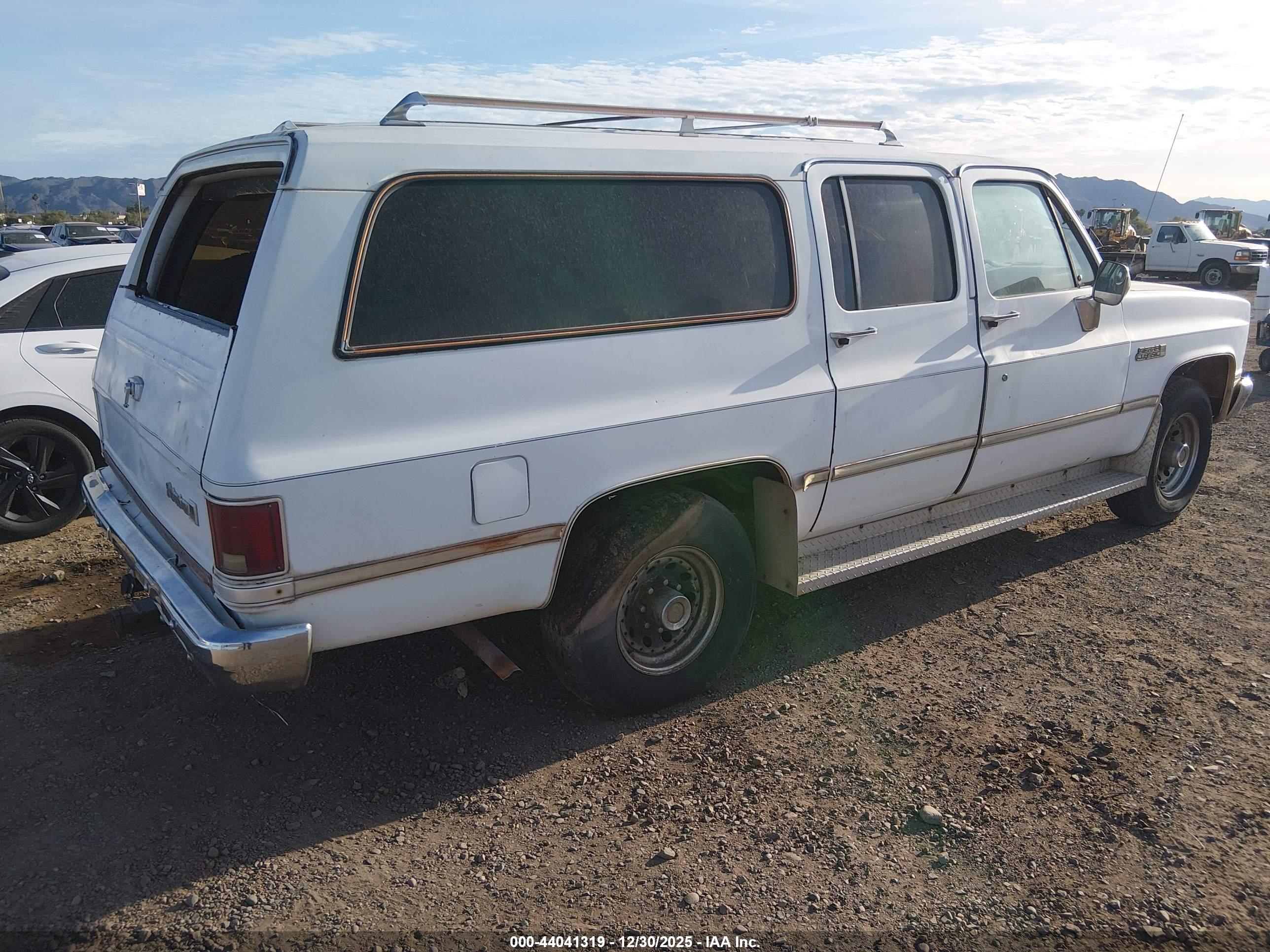 GMC SUBURBAN image 4