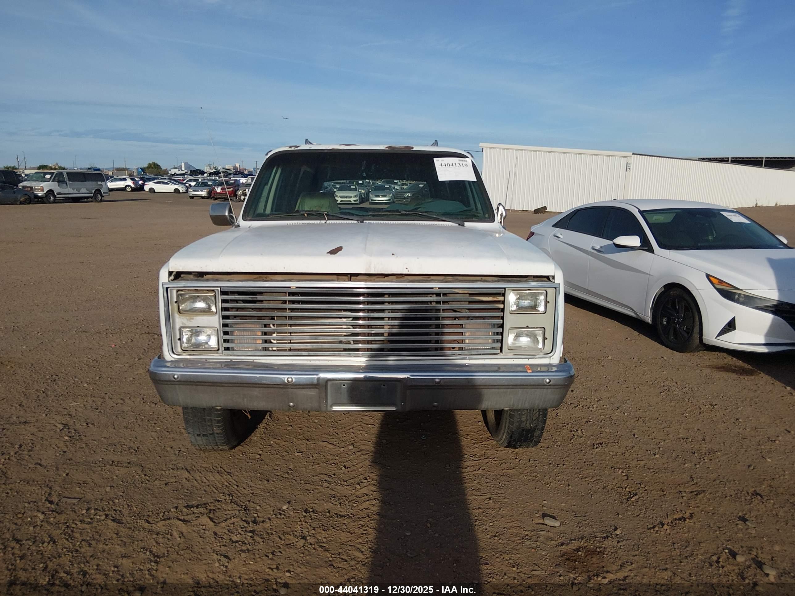 GMC SUBURBAN image 6