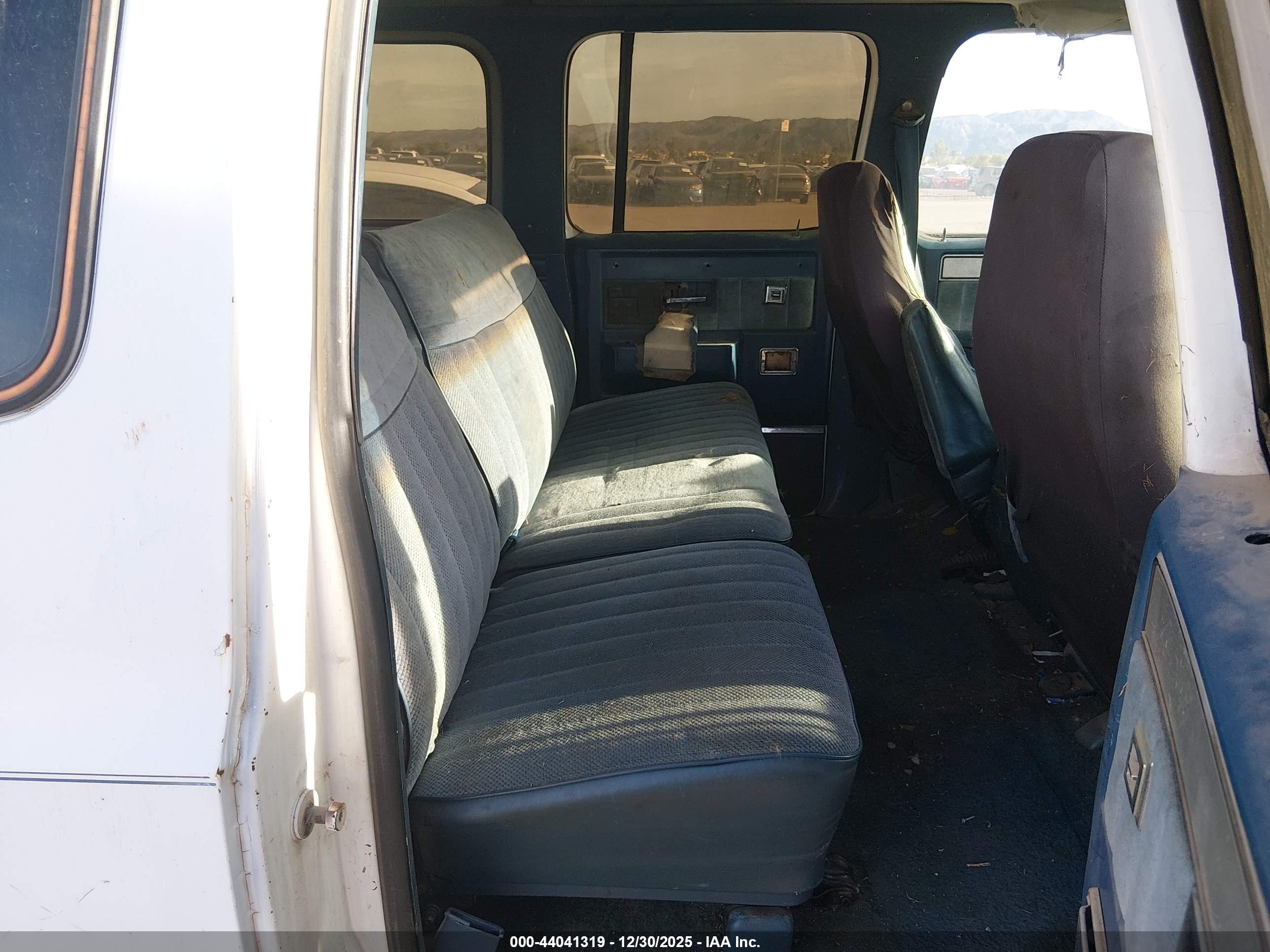 GMC SUBURBAN image 8