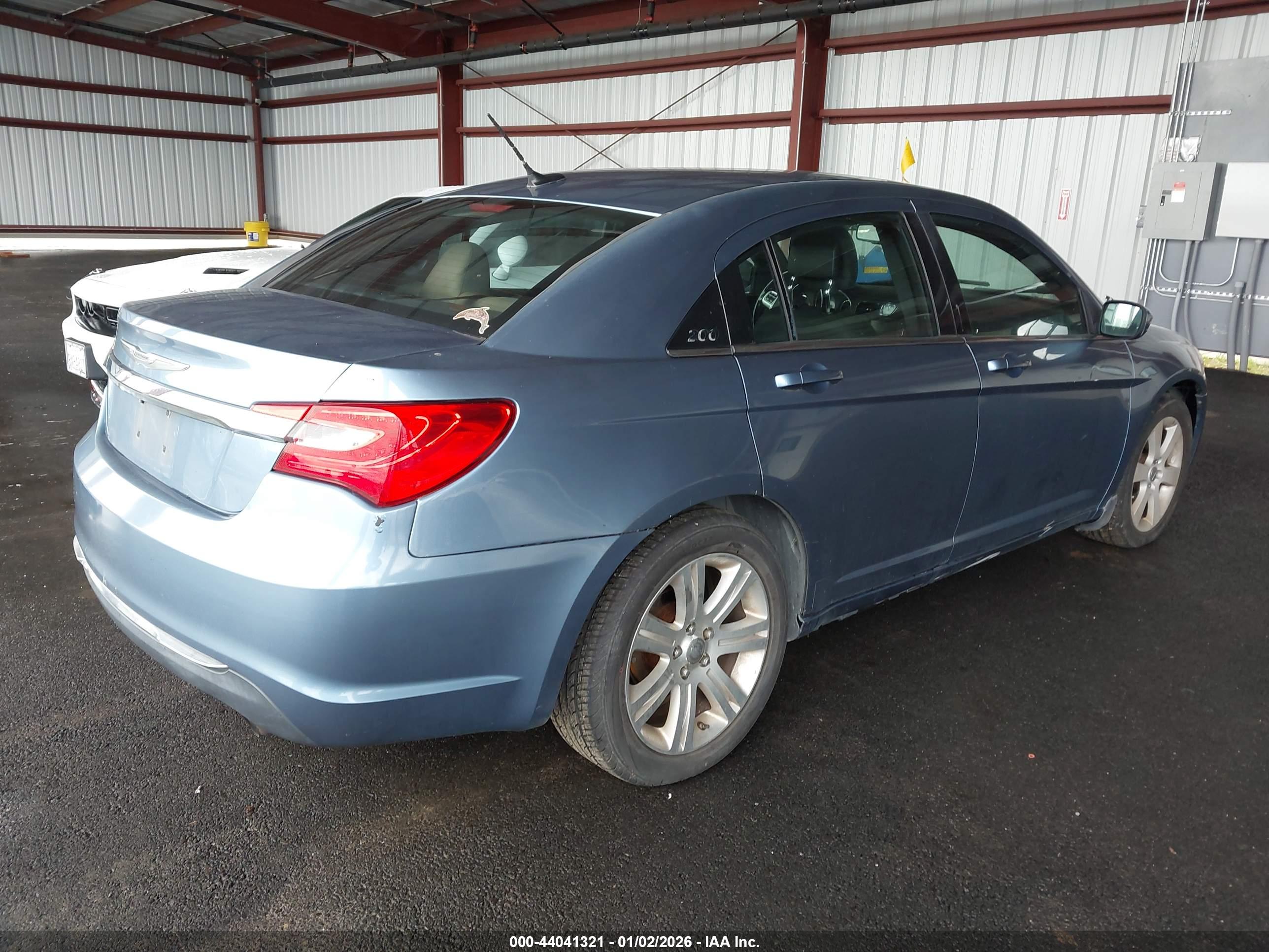 CHRYSLER 200 image 4