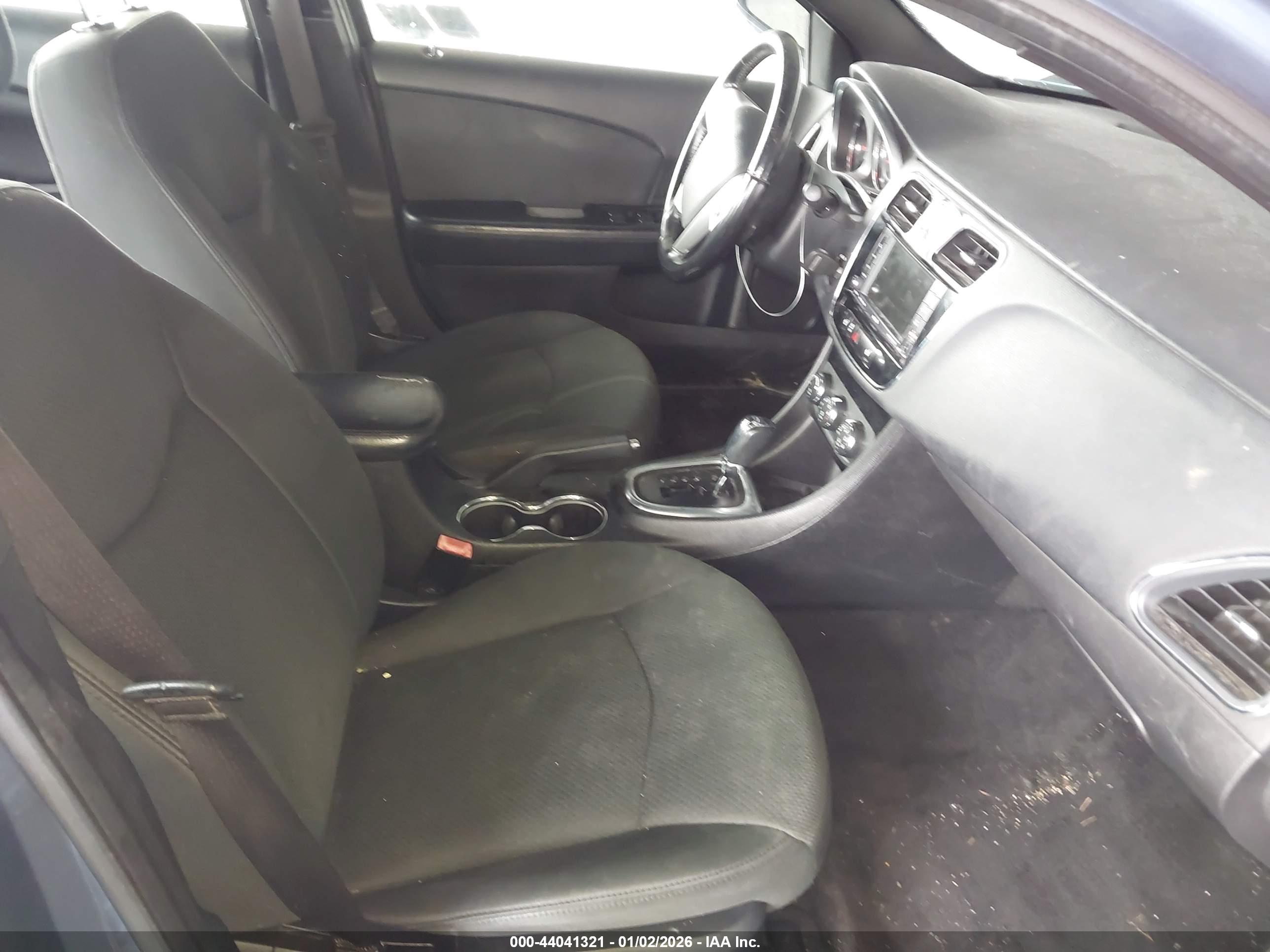 CHRYSLER 200 image 5