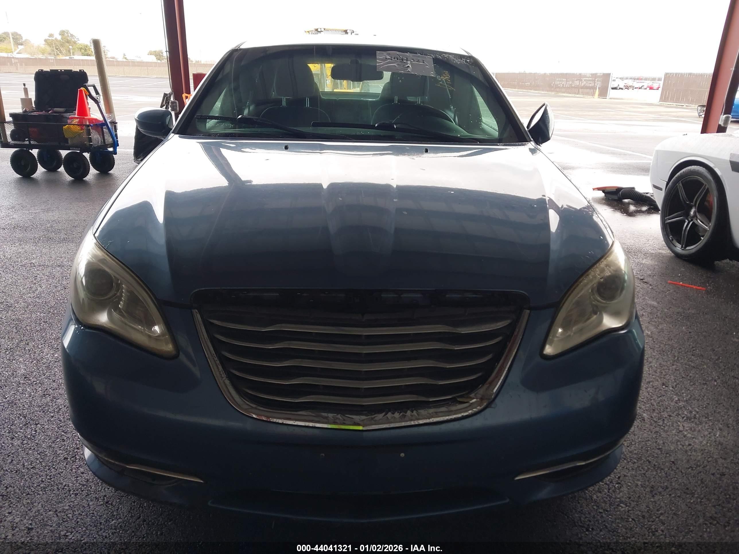 CHRYSLER 200 image 6