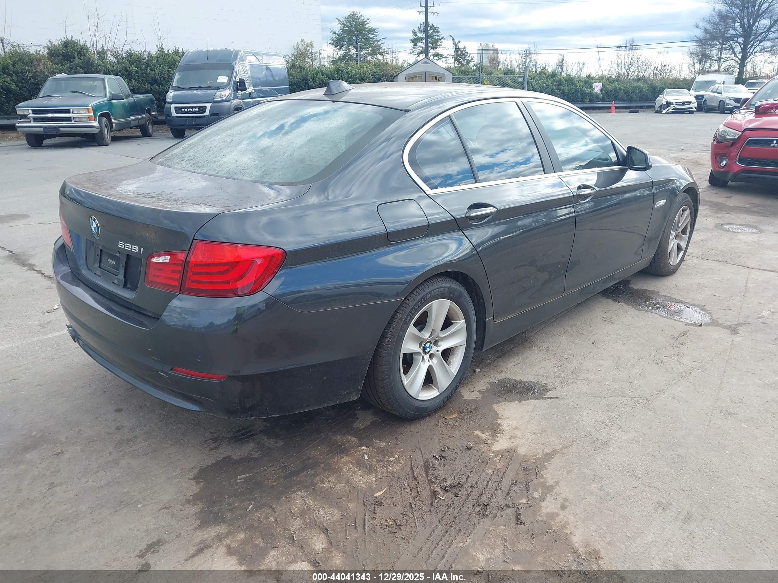 BMW 528I image 4