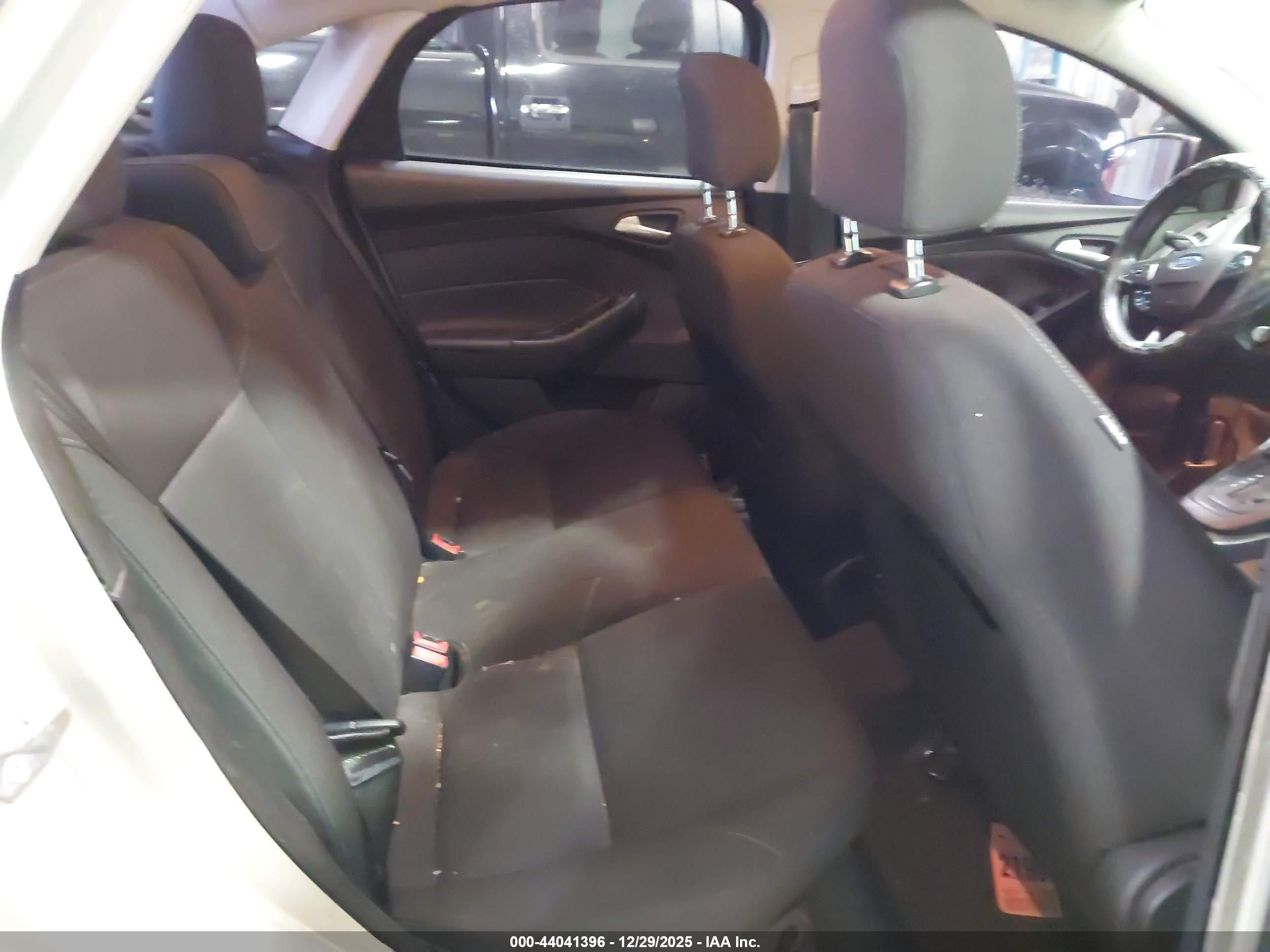 FORD FOCUS image 8