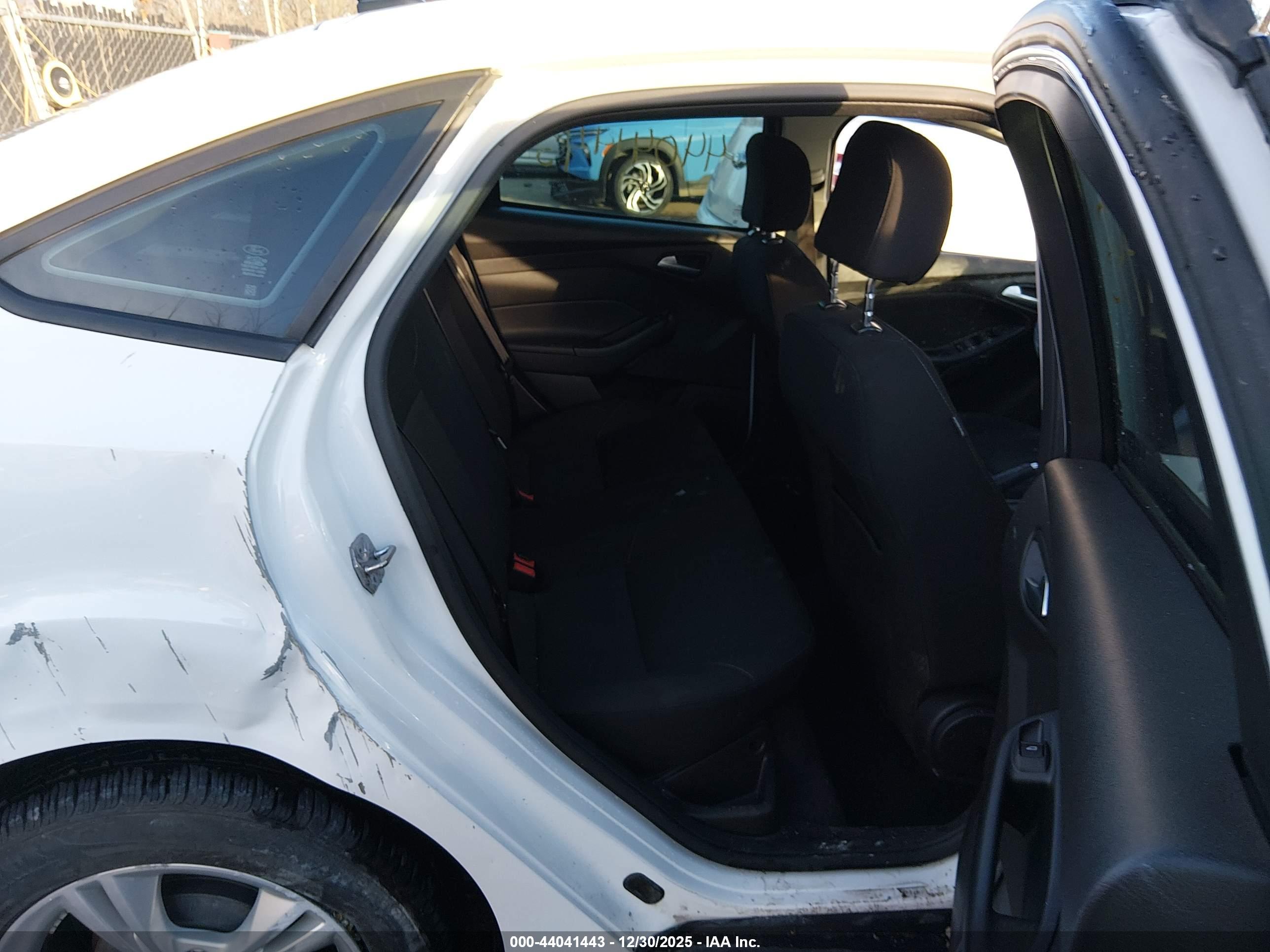 FORD FOCUS image 8