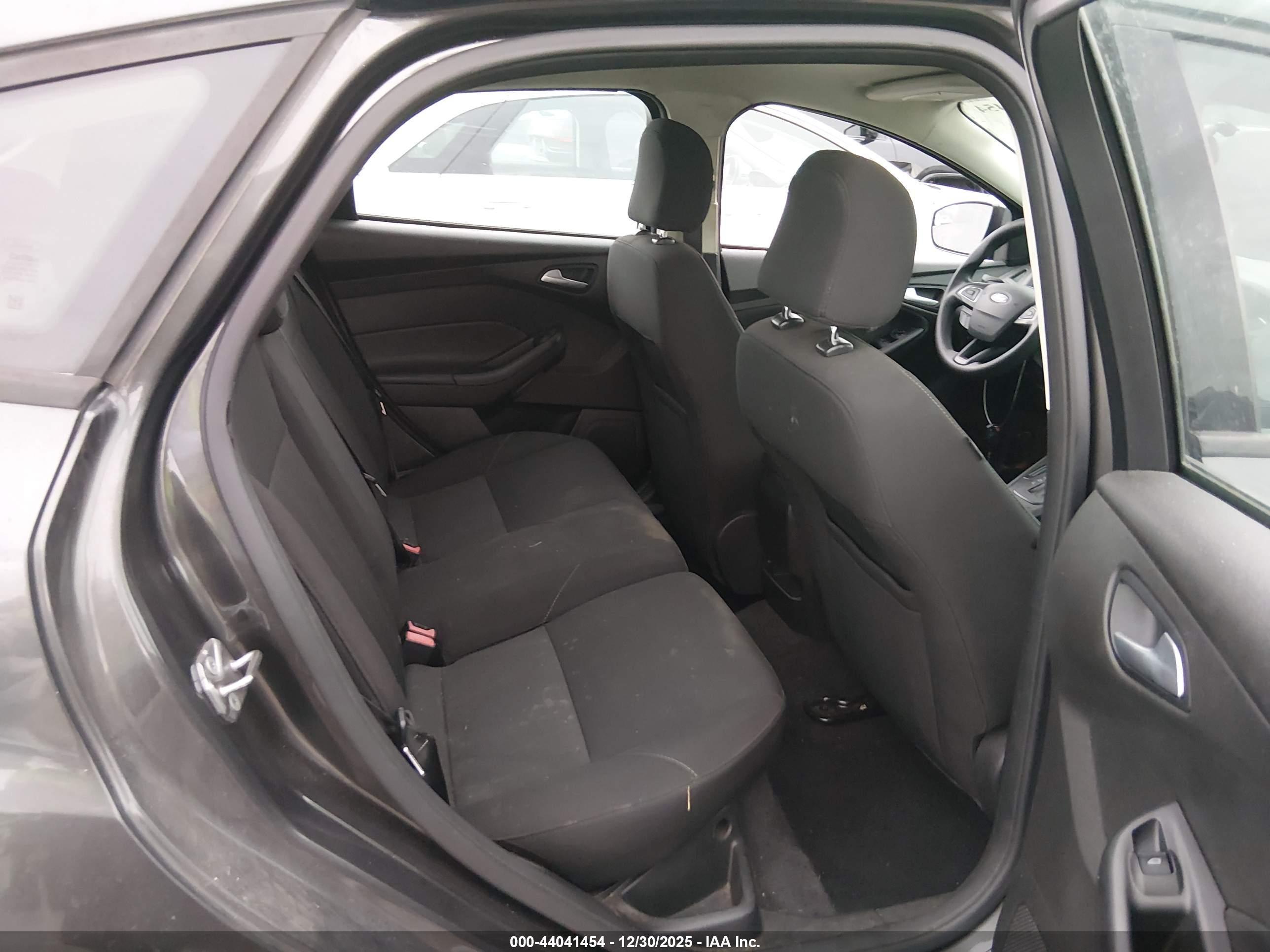 FORD FOCUS image 8