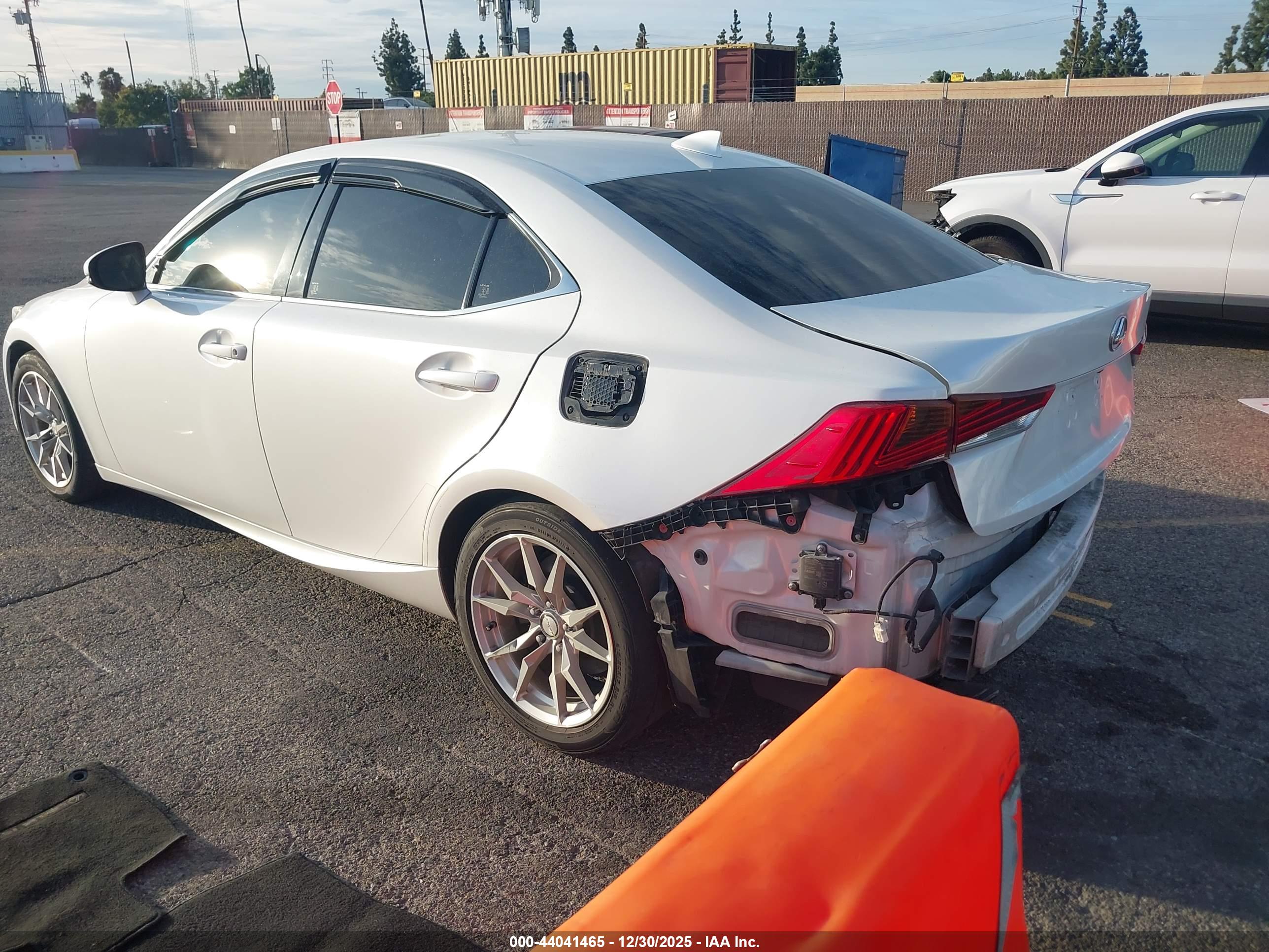 LEXUS IS image 3