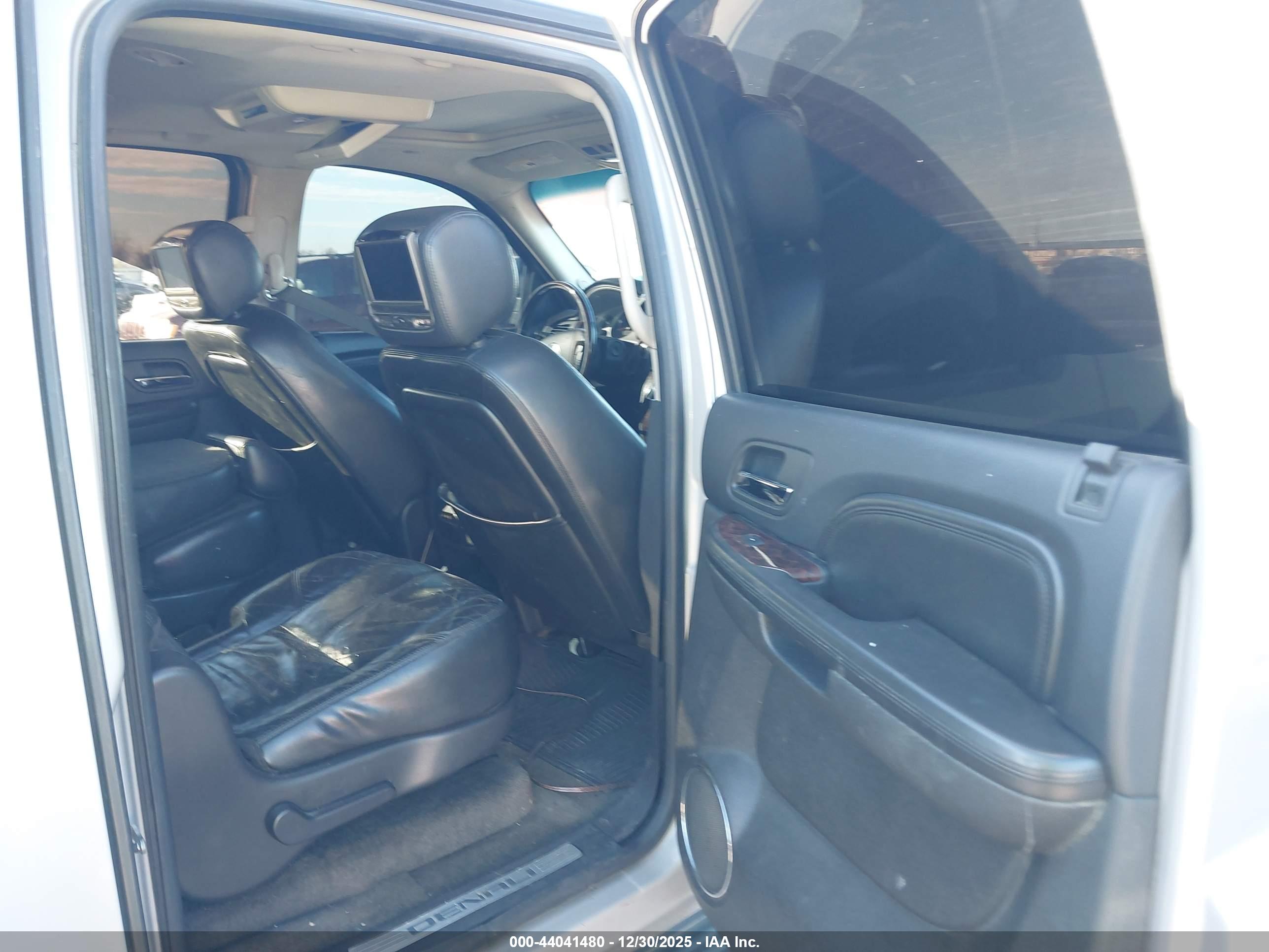 GMC YUKON image 8