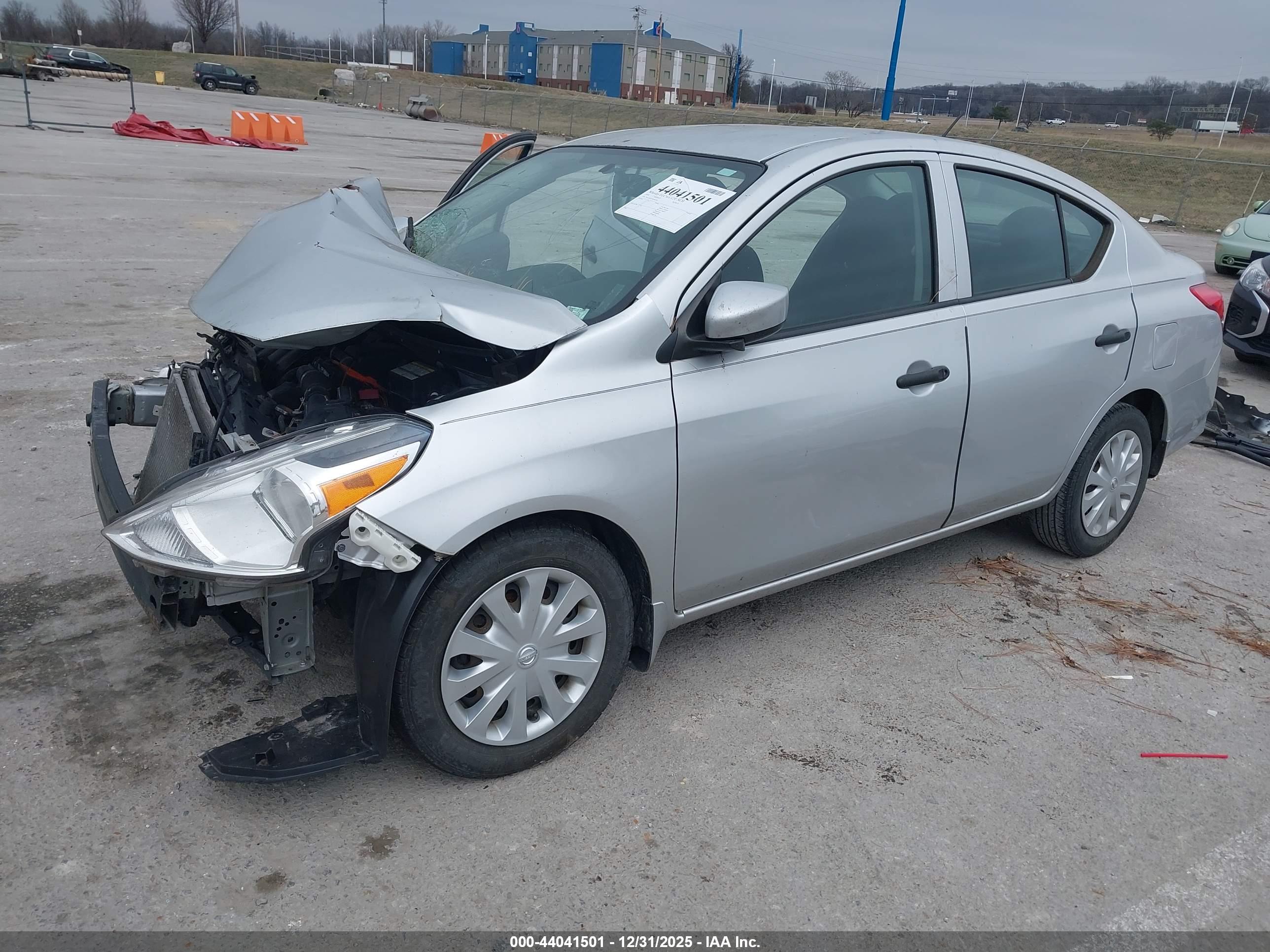 NISSAN VERSA image 2