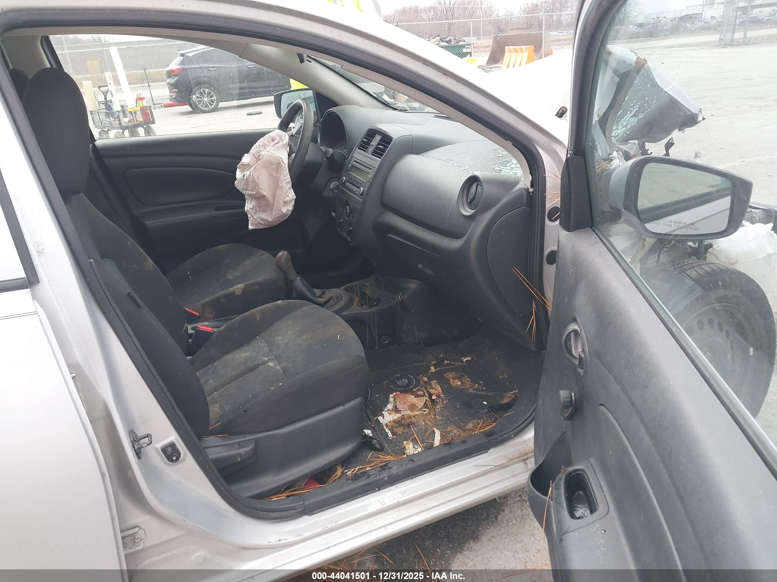NISSAN VERSA image 5