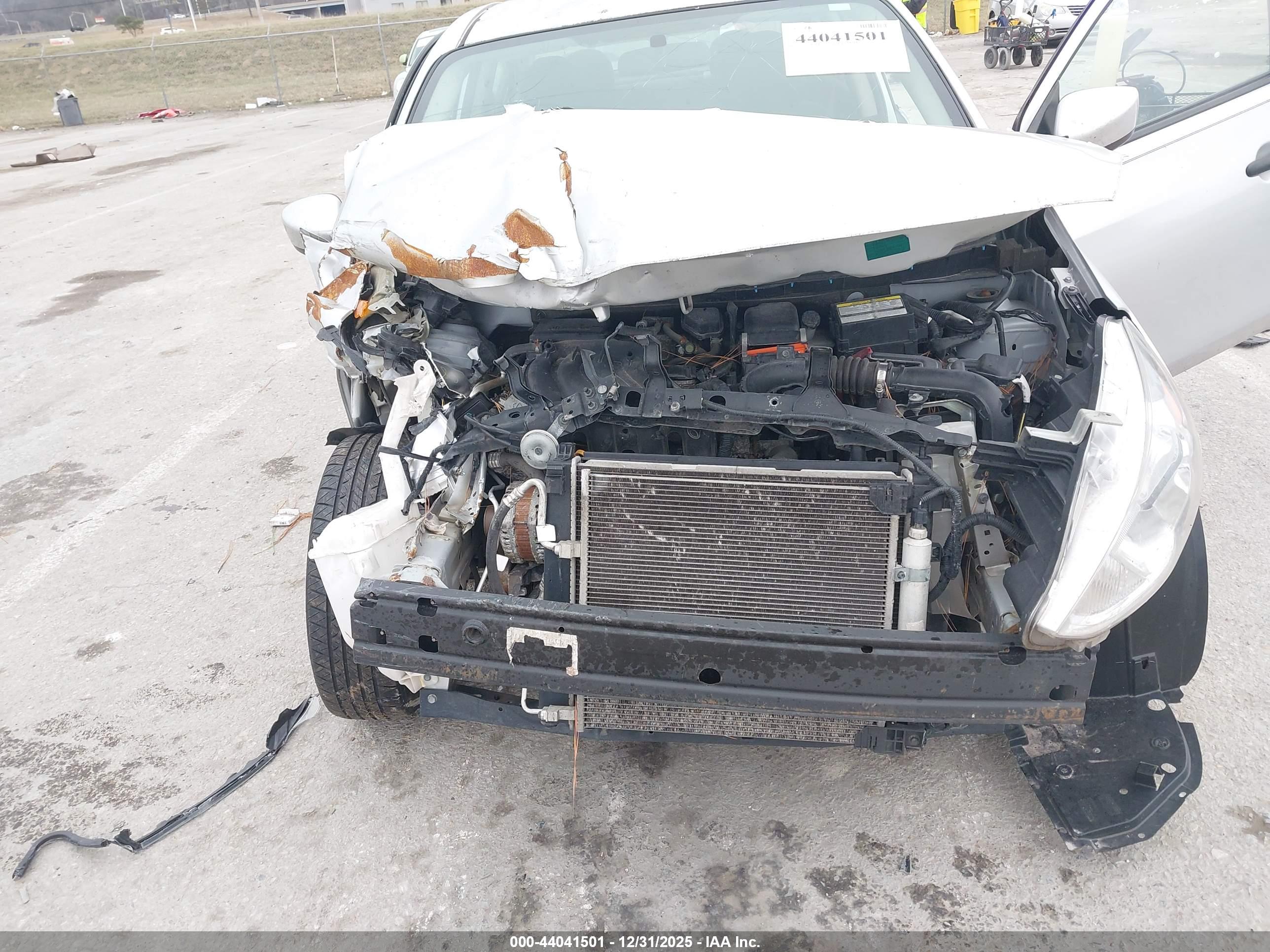 NISSAN VERSA image 6