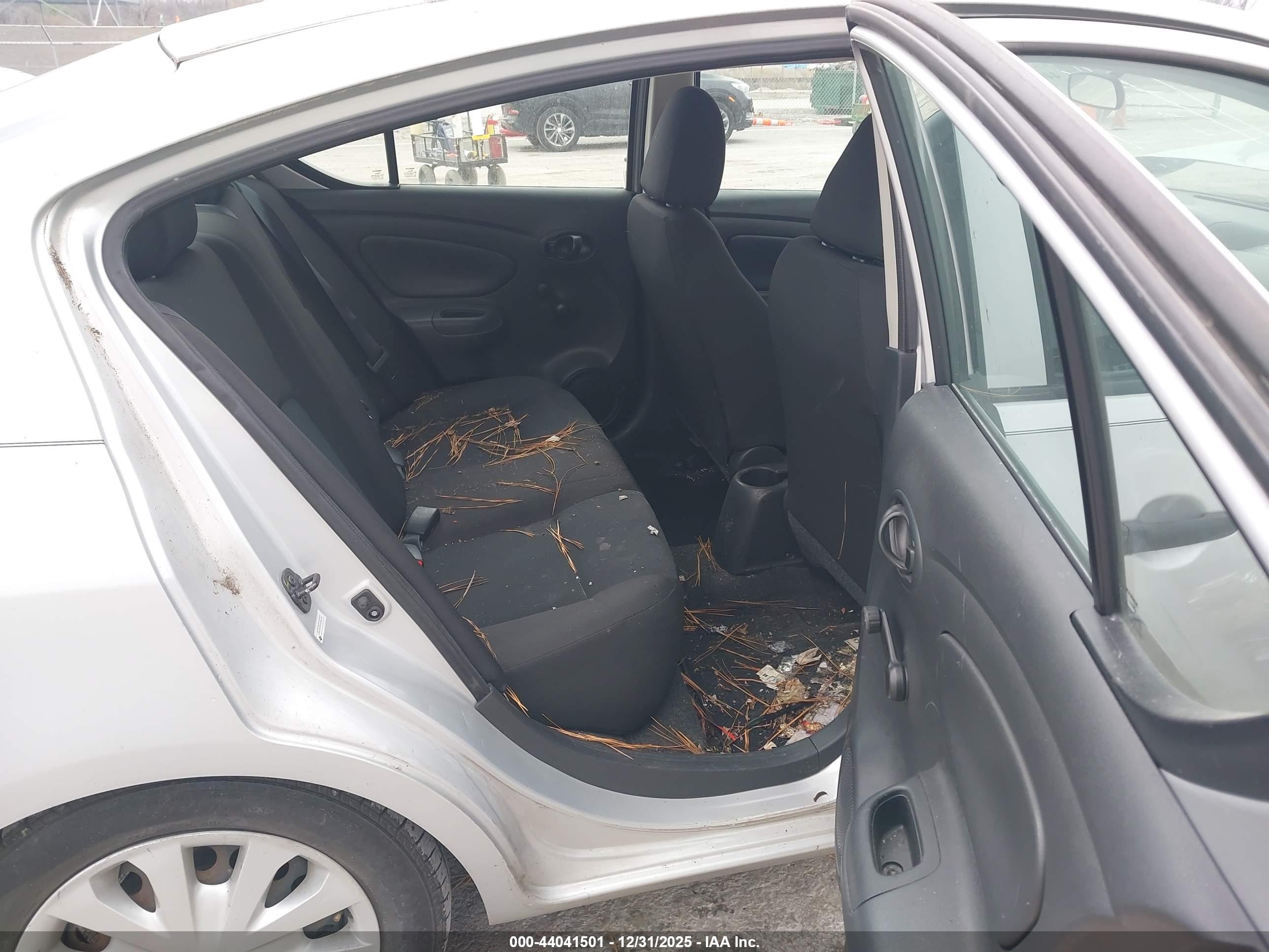 NISSAN VERSA image 8