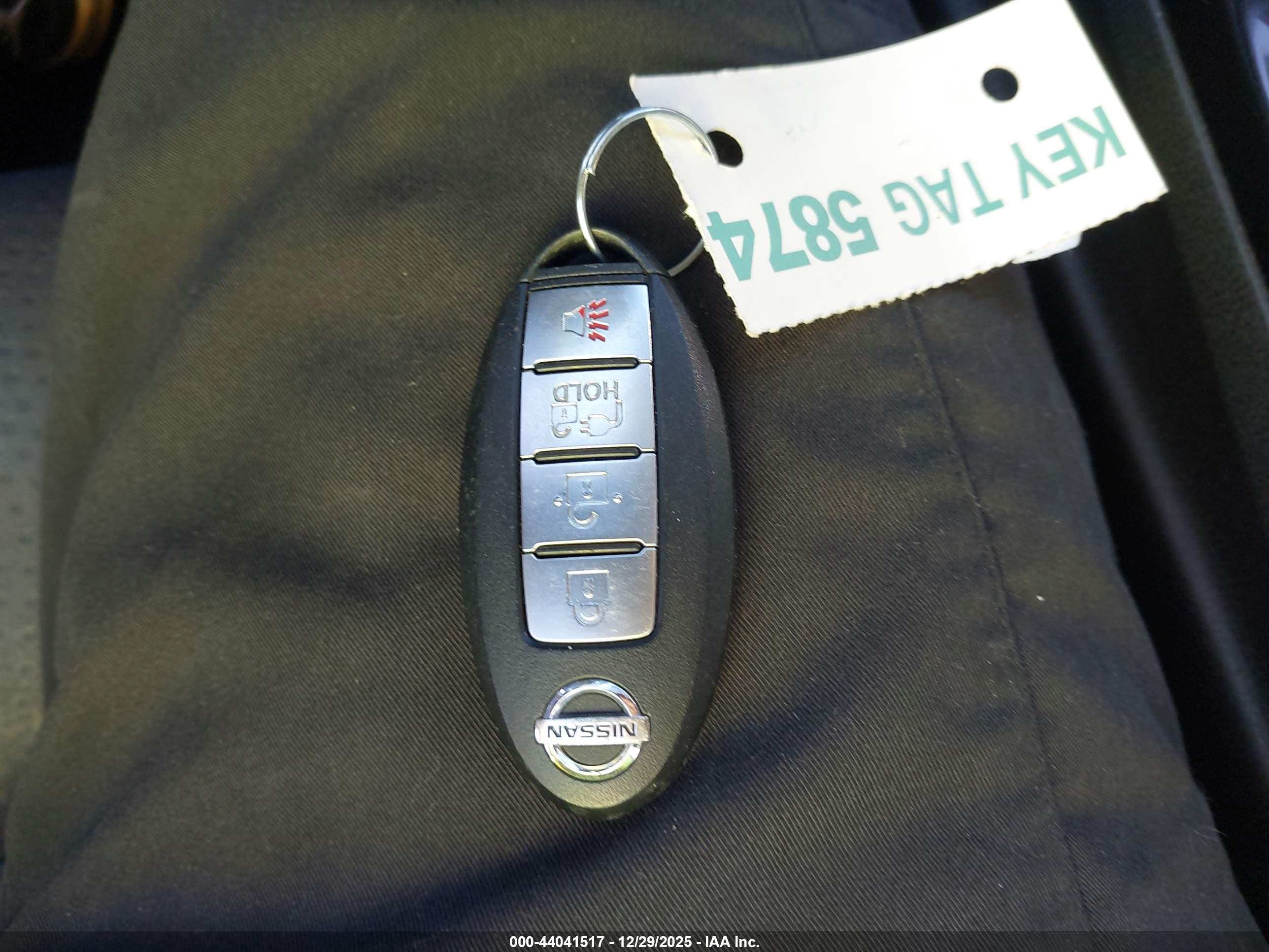 NISSAN LEAF image 11