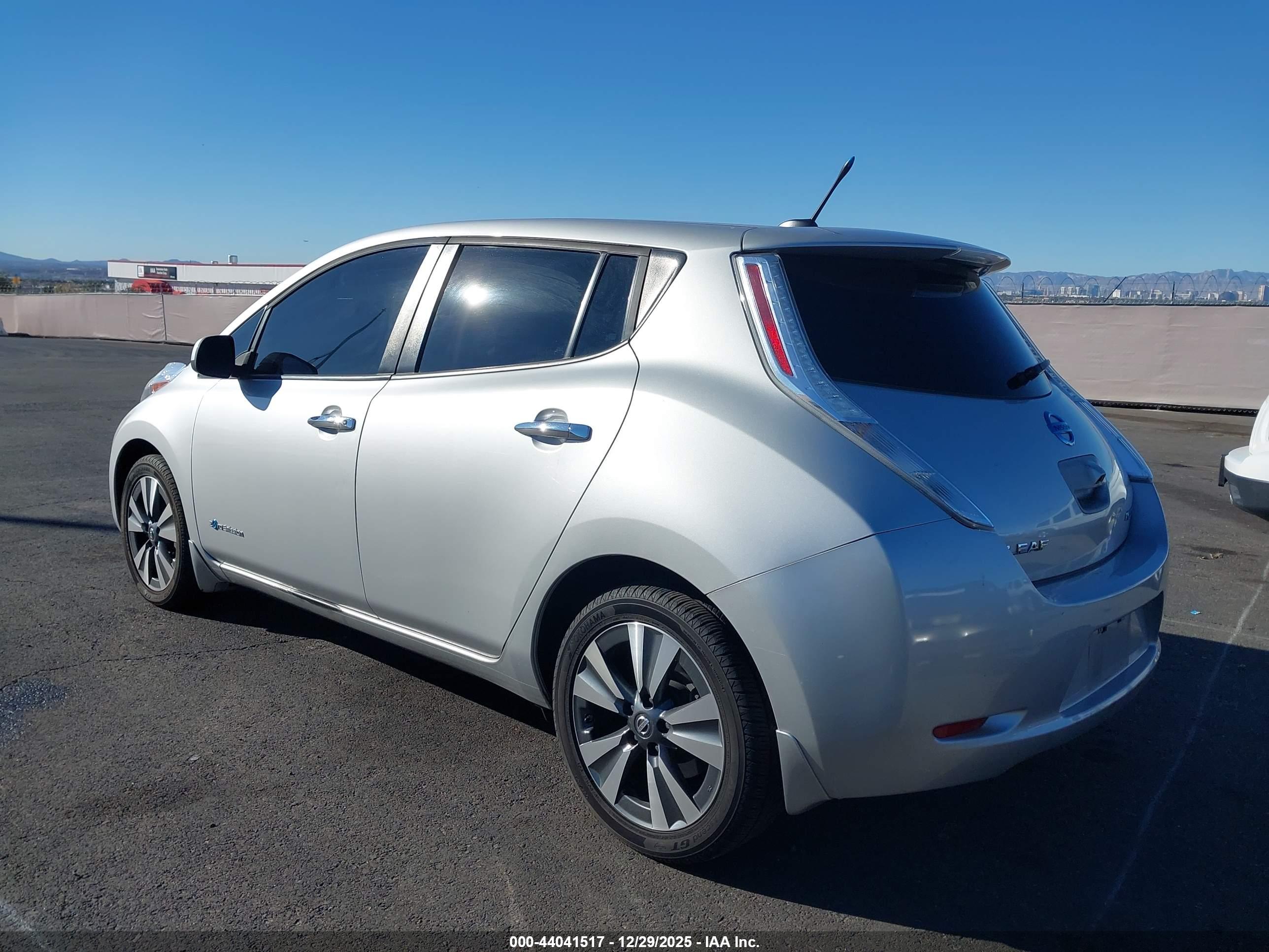 NISSAN LEAF image 3