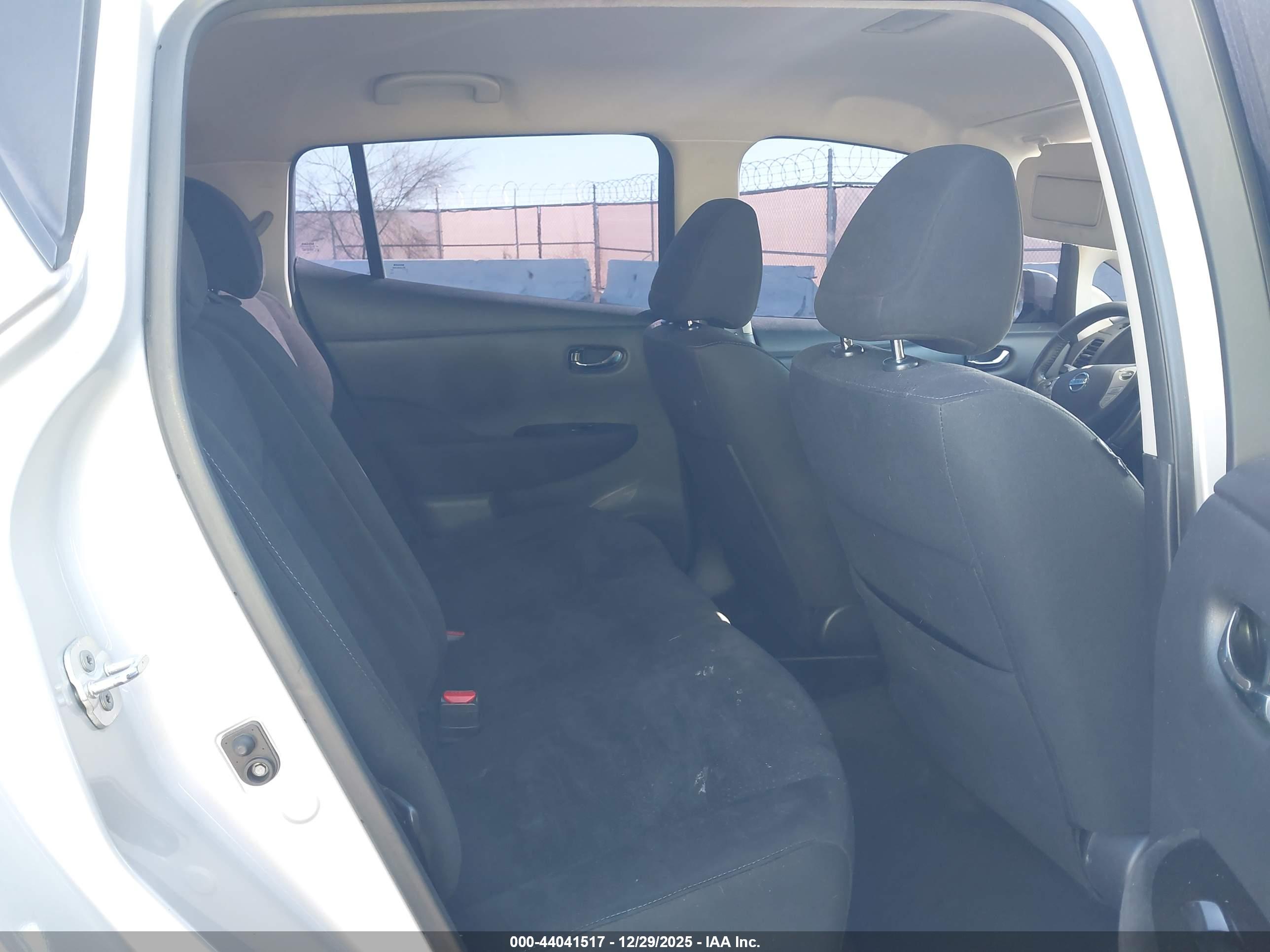 NISSAN LEAF image 8