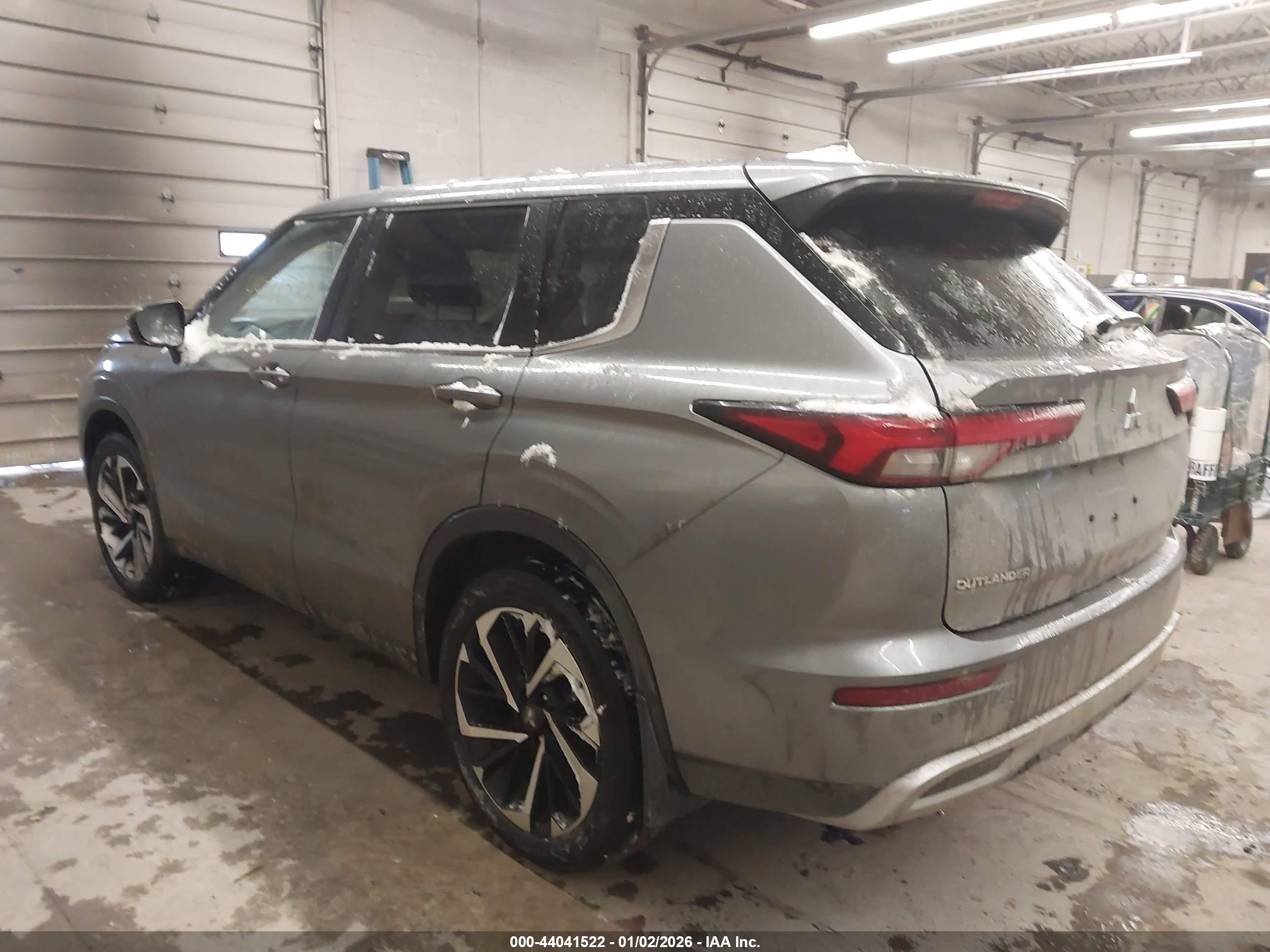 MITSUBISHI OUTLANDER image 3