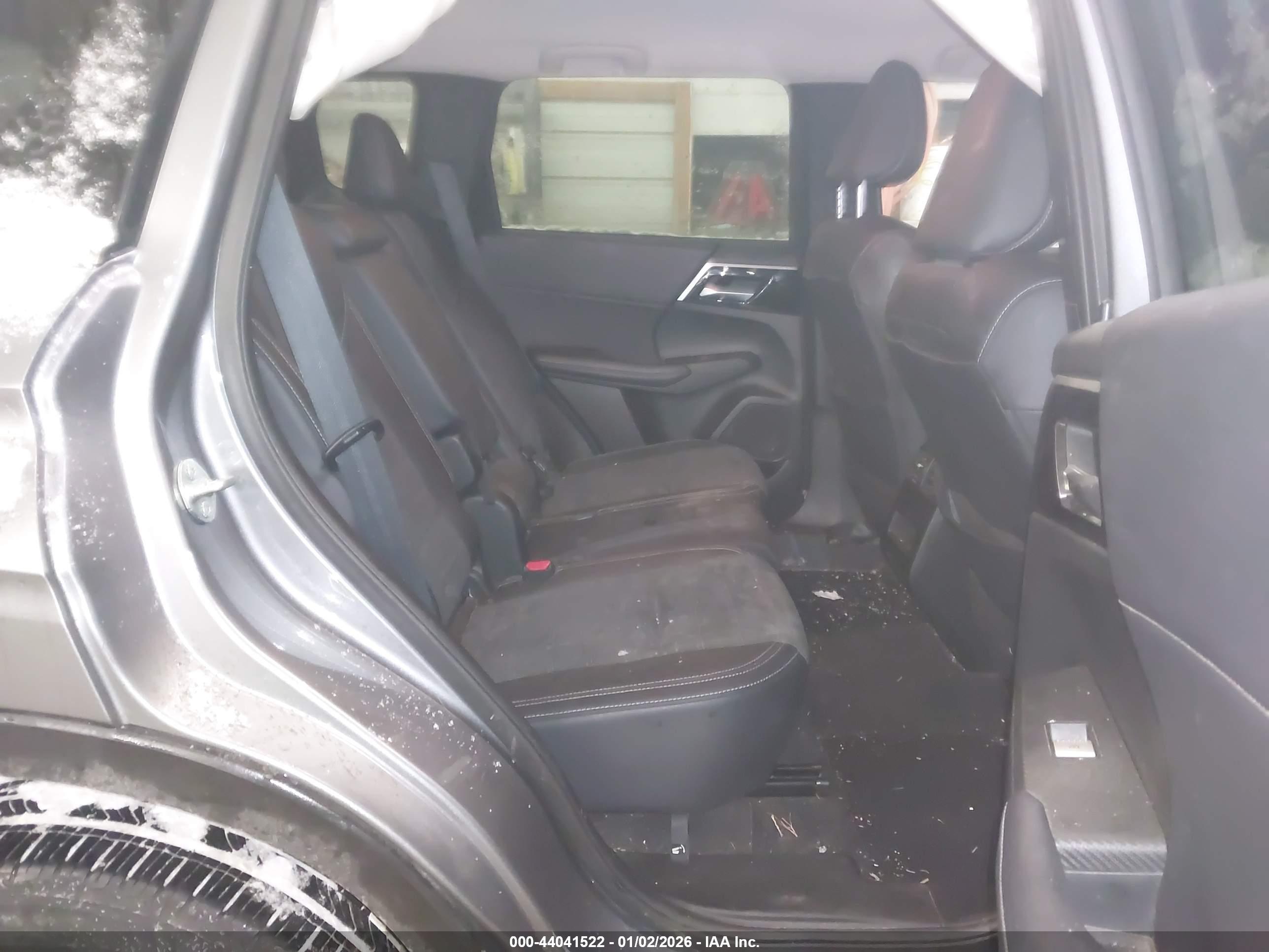 MITSUBISHI OUTLANDER image 8